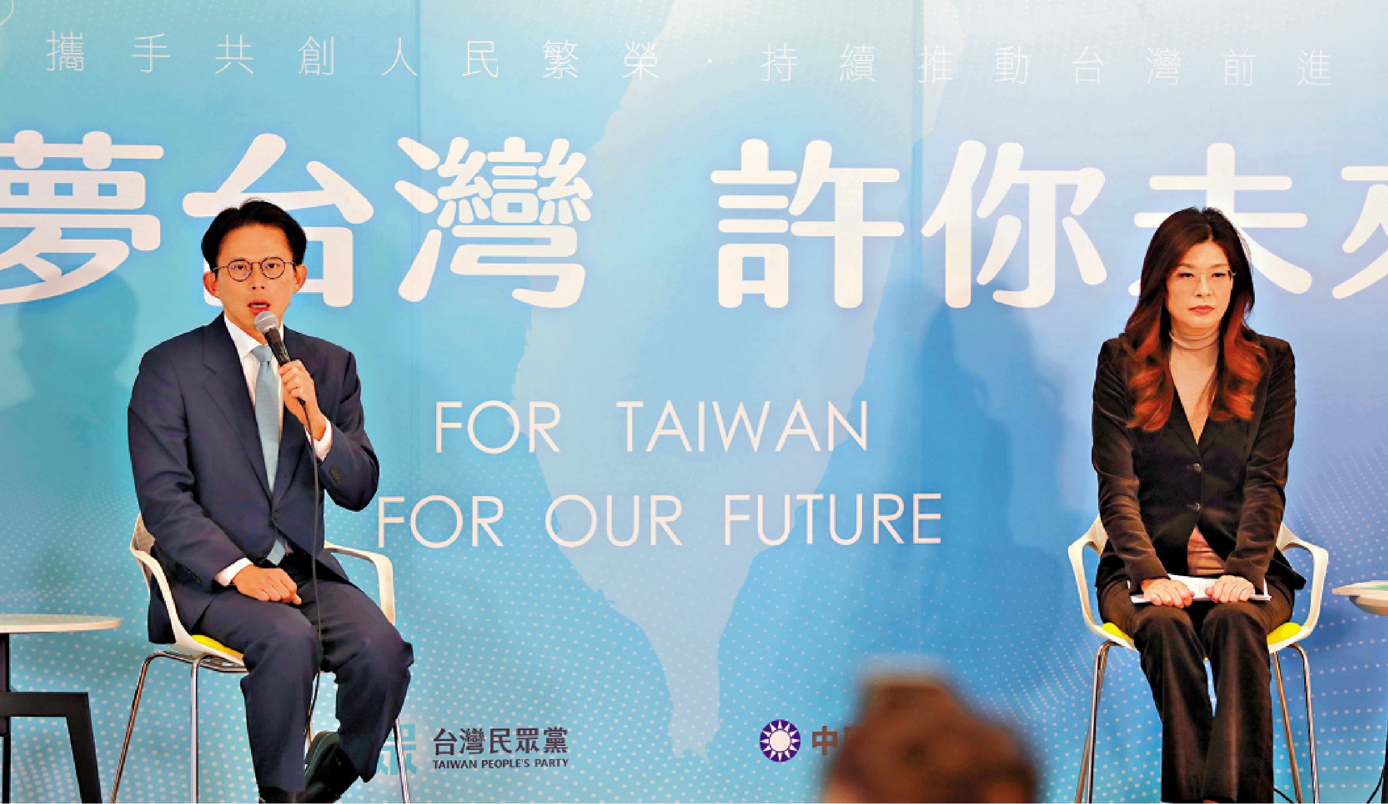 　　圖：國民黨主席鄭麗文（右）與民眾黨主席黃國昌（左）日前舉行記者會，公布兩黨共同願景。/中新社