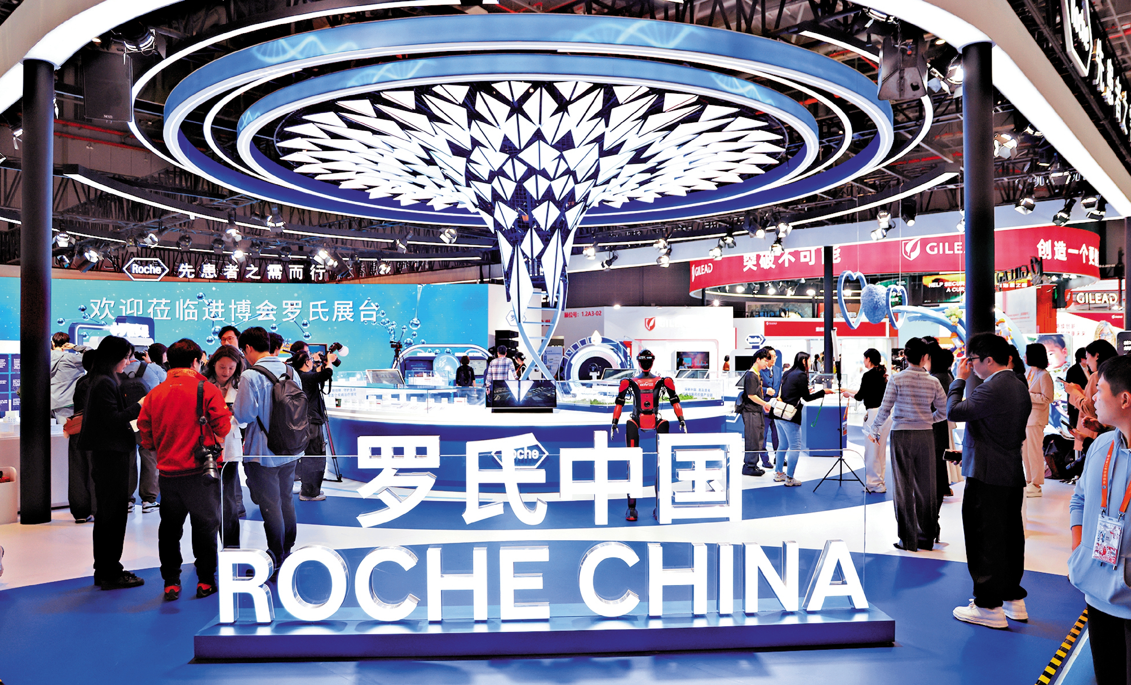 　　圖：近日，國家發展改革委推出了新一批13個標誌性重大外資項目，計劃投資額一百三十四億美元，其中瑞士醫療巨頭羅氏診斷江蘇擴建項目成為入選項目。圖為第八屆進博會上，羅氏製藥全方位展示產品矩陣和多元創新解決方案。\中新社