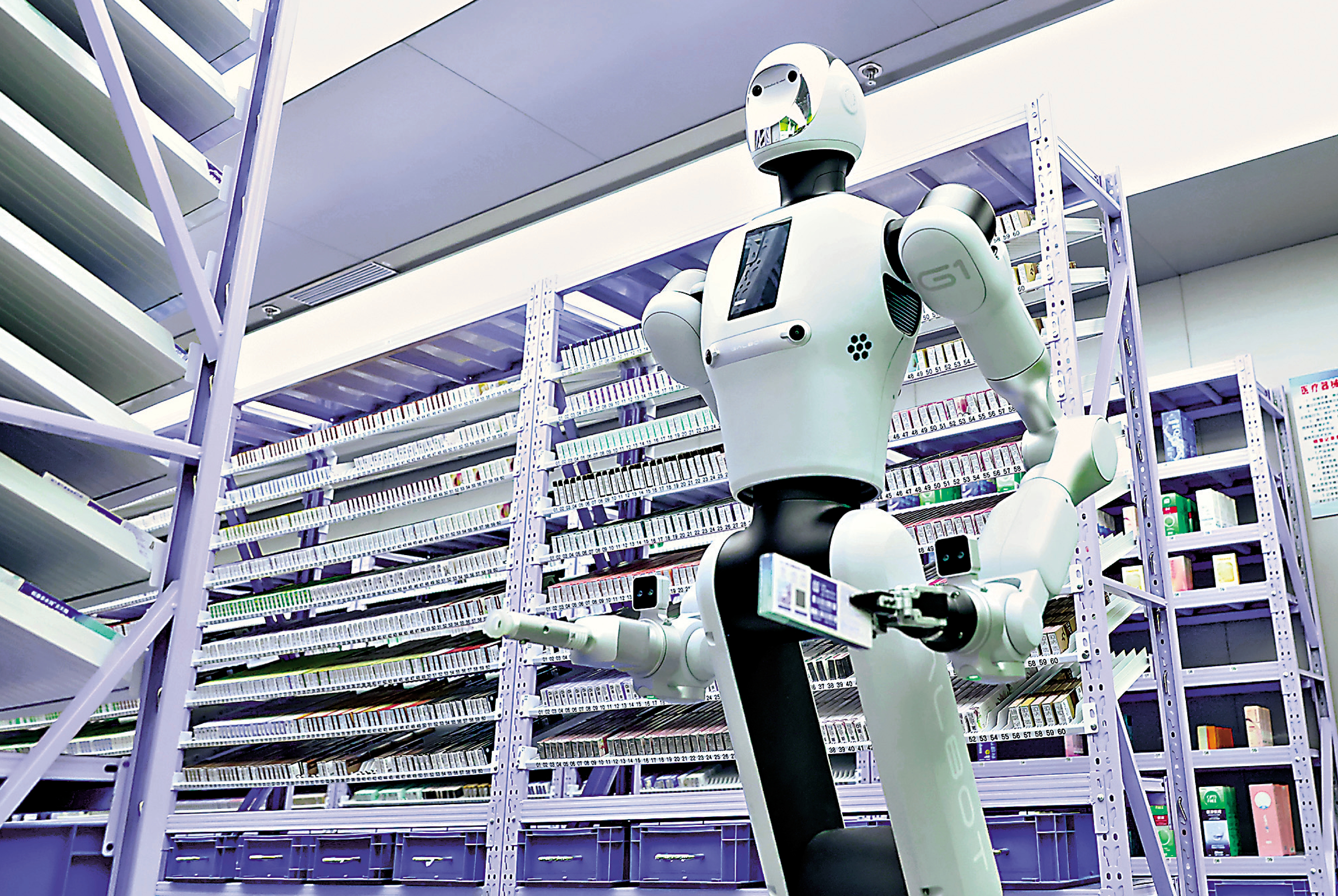 　　圖：隨着「人工智能＋」的深化拓展，智能體等新形態正加速湧現，推動AI從「會聊天」轉向「會幹活」。圖為3月12日，藥品智能零售機器人在北京海淀的一家藥店工作。\中新社