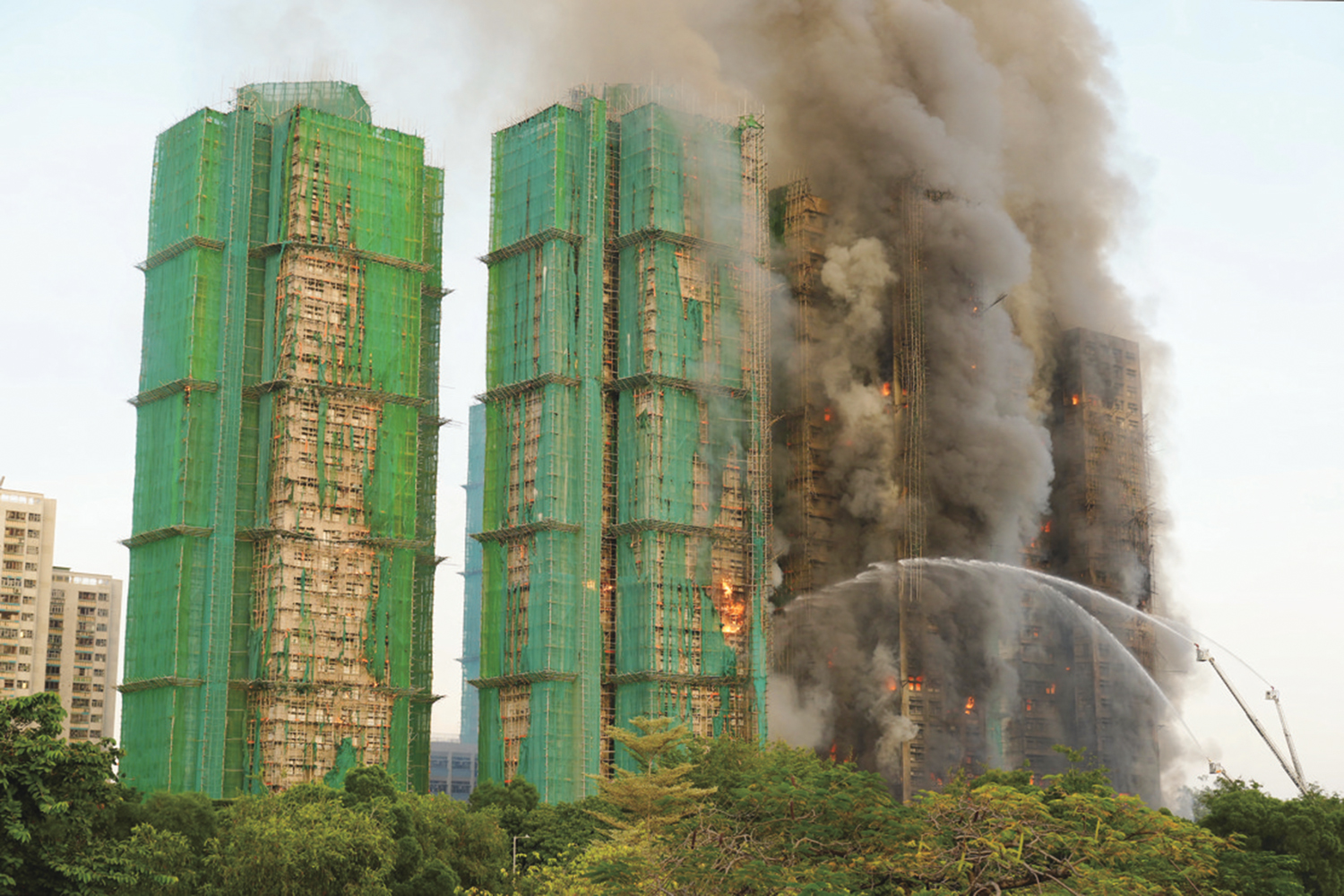 　　圖：聽證會上證據顯示，宏福苑大火迅速蔓延涉及棚網阻燃造假。