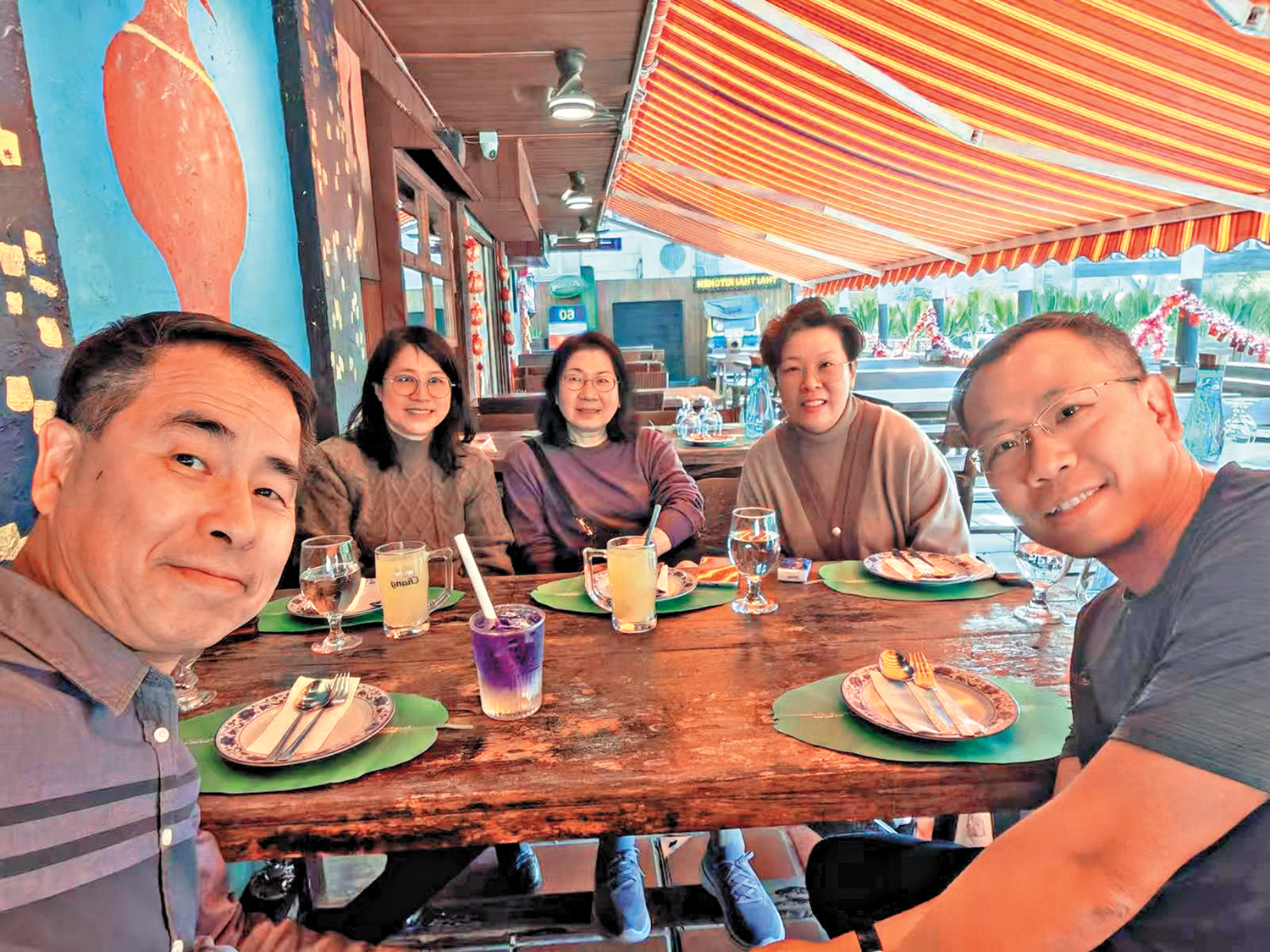 　　圖：支援小隊與居民已變成好友。圖中右二為徐姑娘，中為楊女士，其他三人為民安隊支援小隊成員。