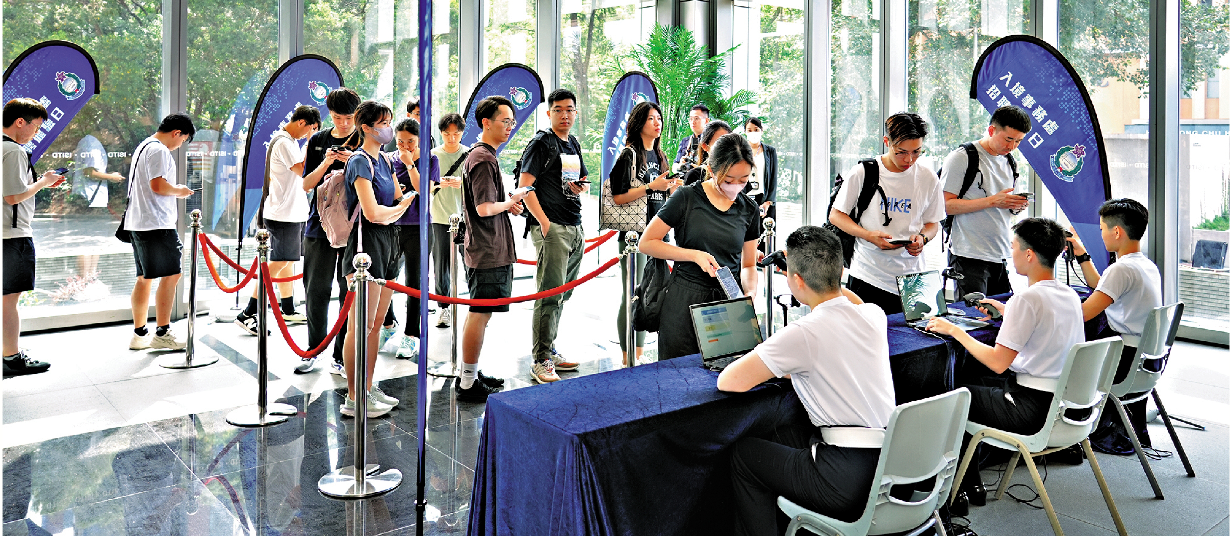 　　圖：入境處從招聘開始便嚴選擁護「一國兩制」和基本法的有志之士加入。圖為入境處招聘日情況。