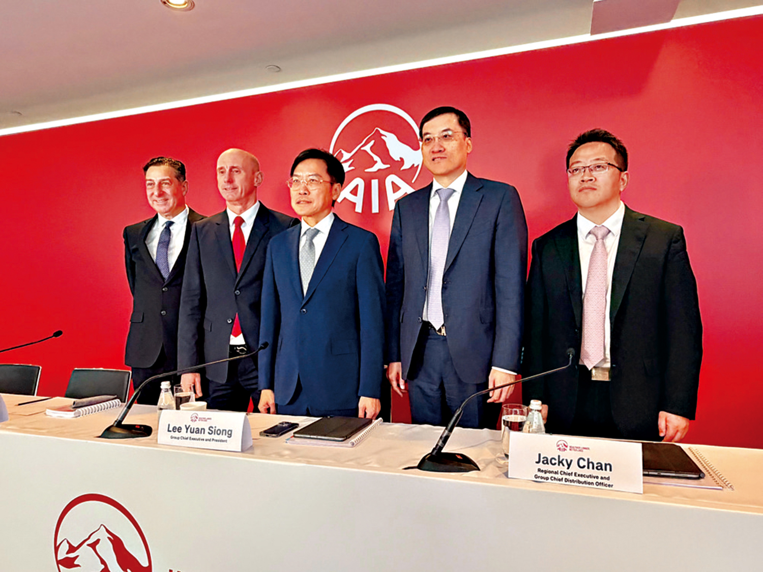 　　圖：友邦保險公布2025年全年業績。圖左起為康禮賢、首席財務總監鍾家富、李源祥、陳榮聲及區域首席執行官張曉宇。\大公報攝