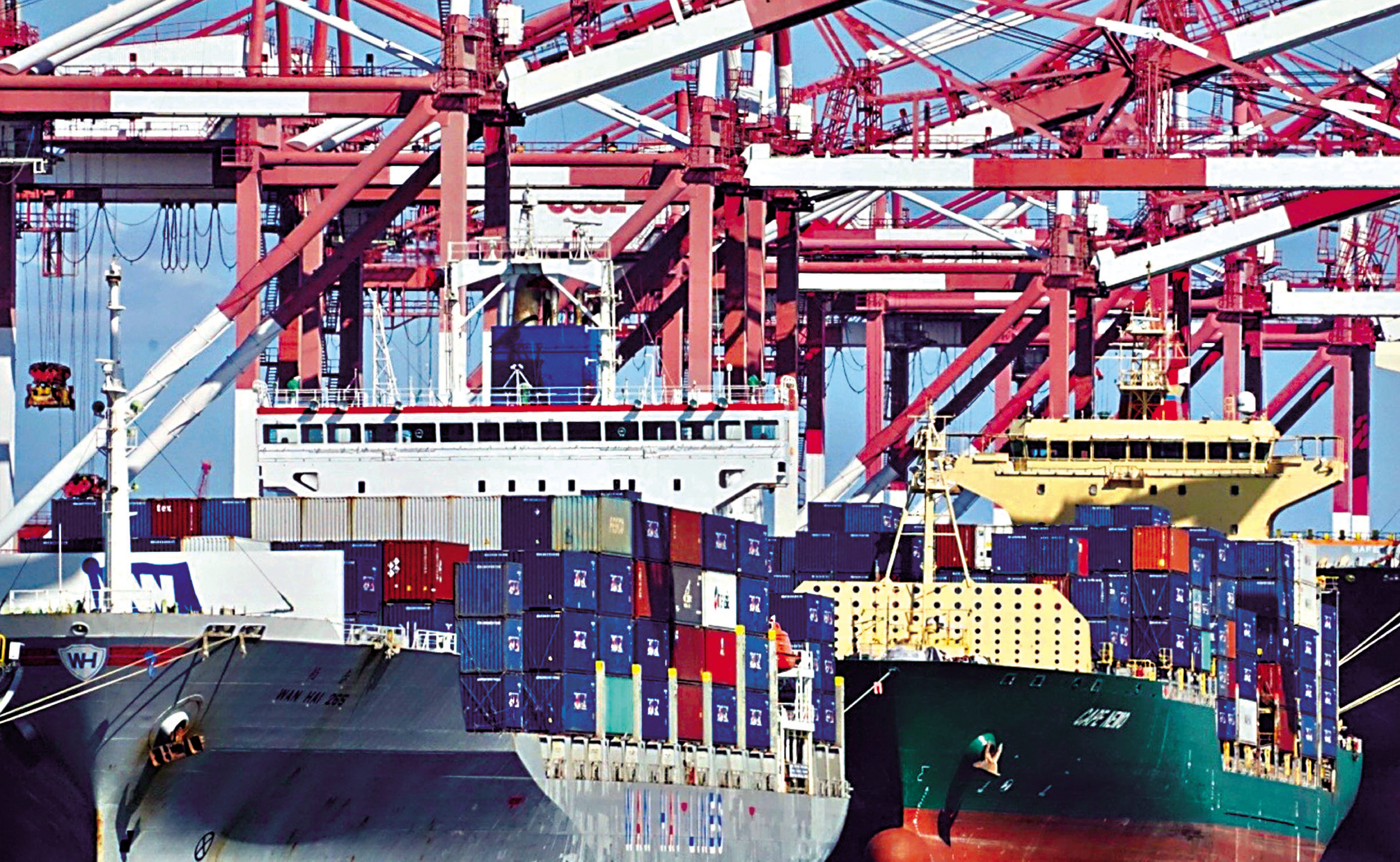 　　圖：民進黨當局奉行「台獨」路線，破壞兩岸關係，影響外資投資台灣的信心。圖為島內貨櫃碼頭。