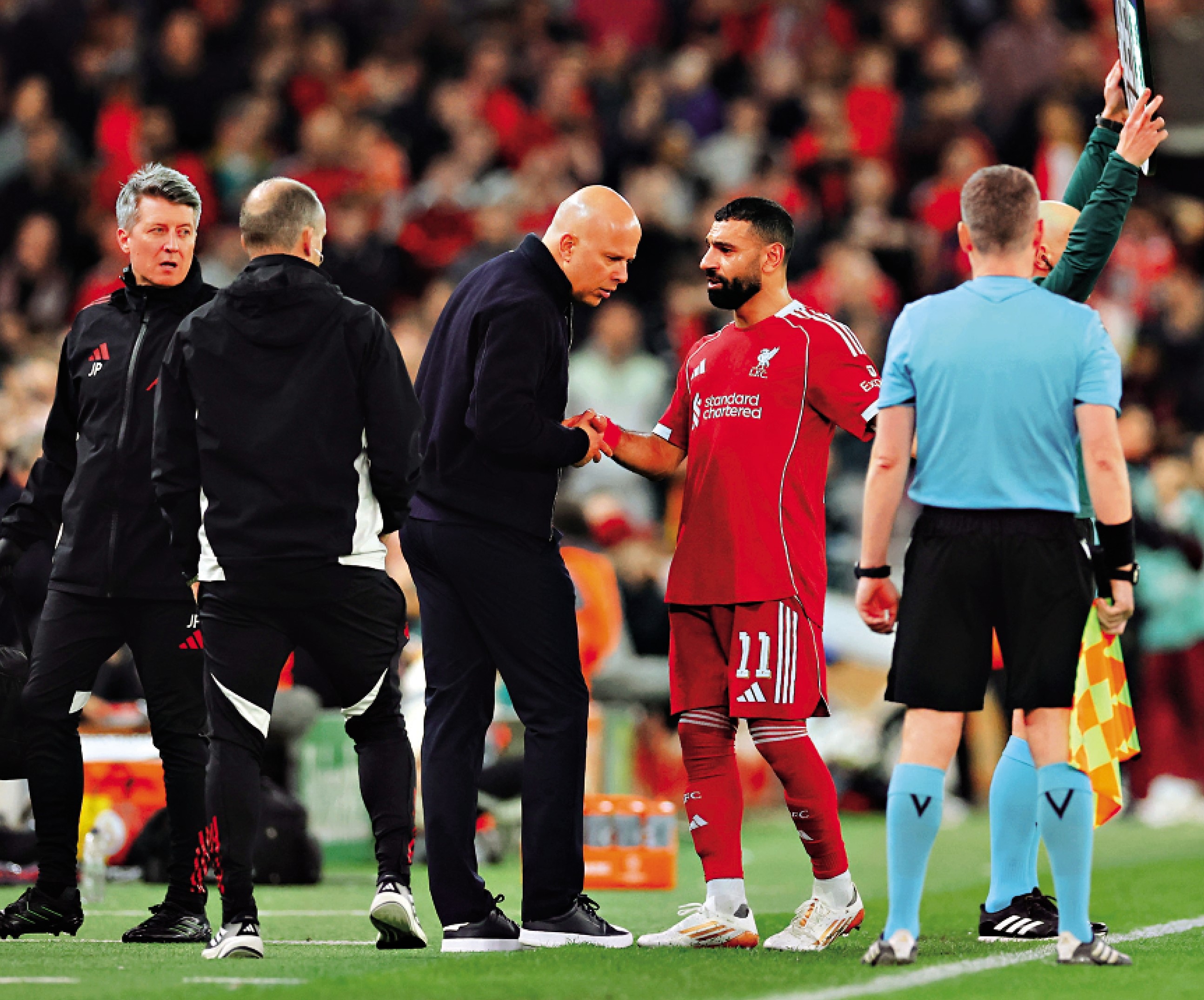 　　圖：沙拿（左四）與主帥史洛特（左三）握手。\路透社