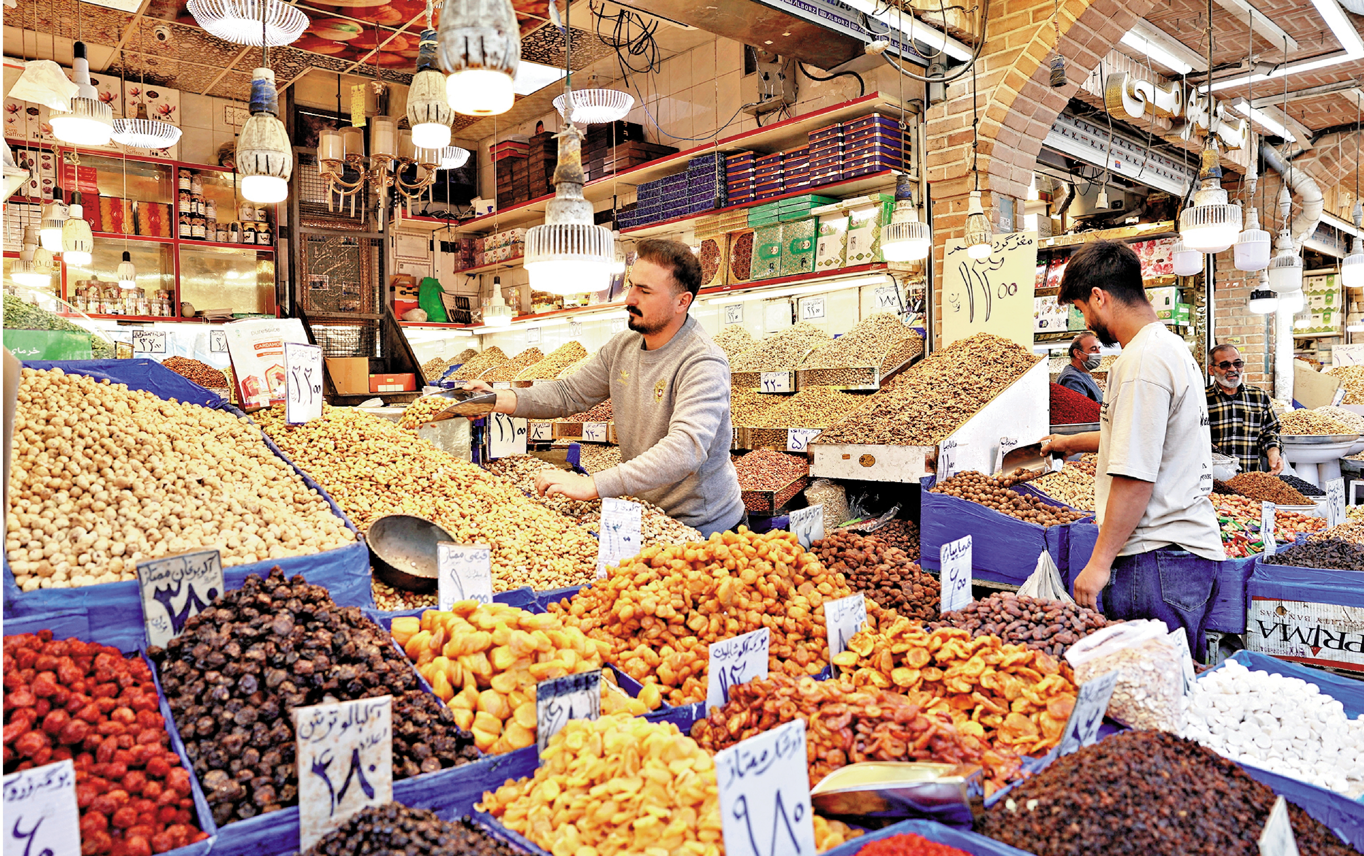 　　圖：伊朗新年來臨之際，德黑蘭集市的一名商販正在店舖裏忙碌。\路透社