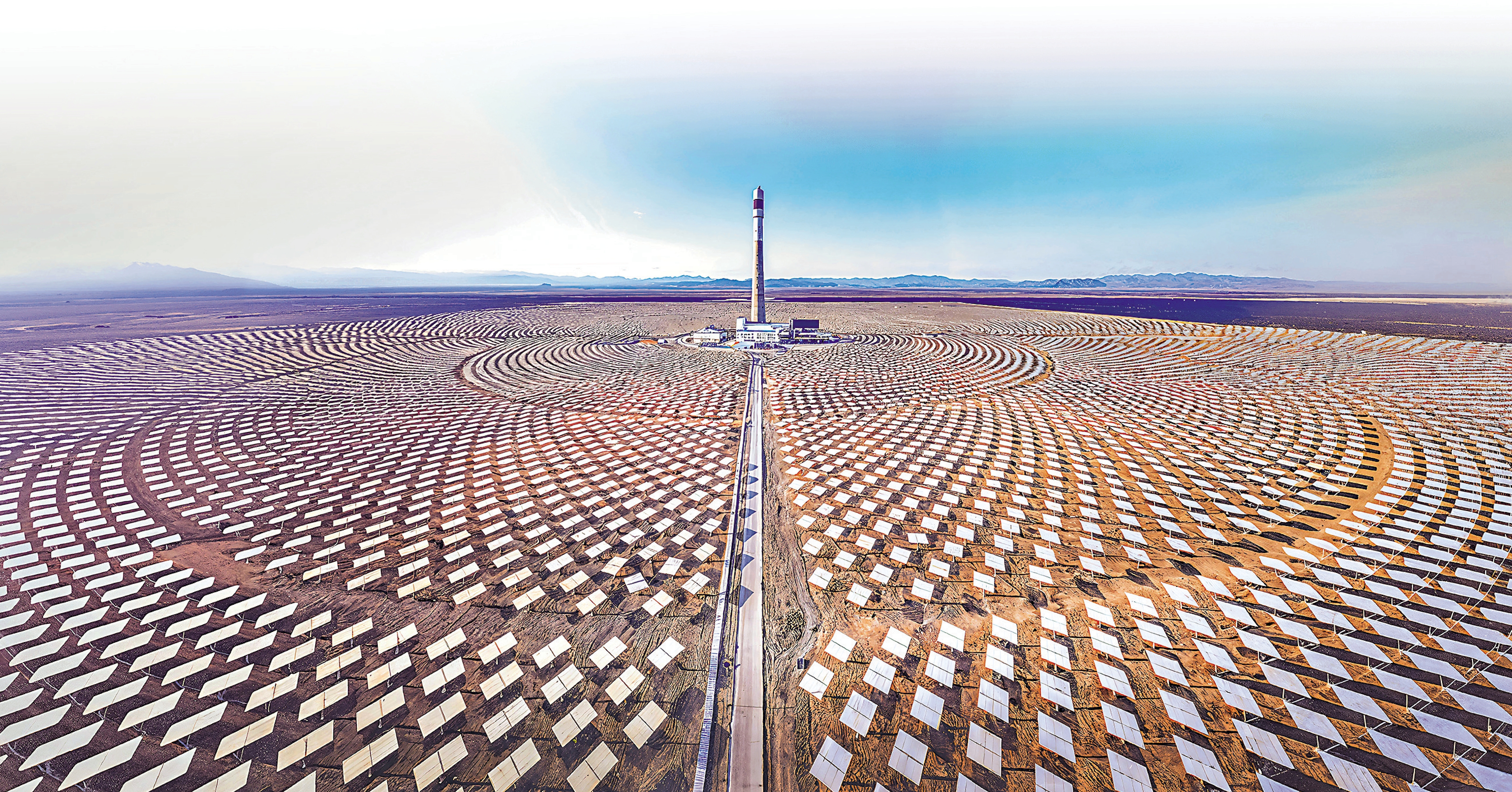 　　圖：我國西部「沙戈荒」地區正逐漸變身「光電綠洲」，太陽能光伏板覆蓋廣袤大地。圖為新疆吐魯番市鄯善縣1GW「光熱＋光伏」一體化項目。\新華社