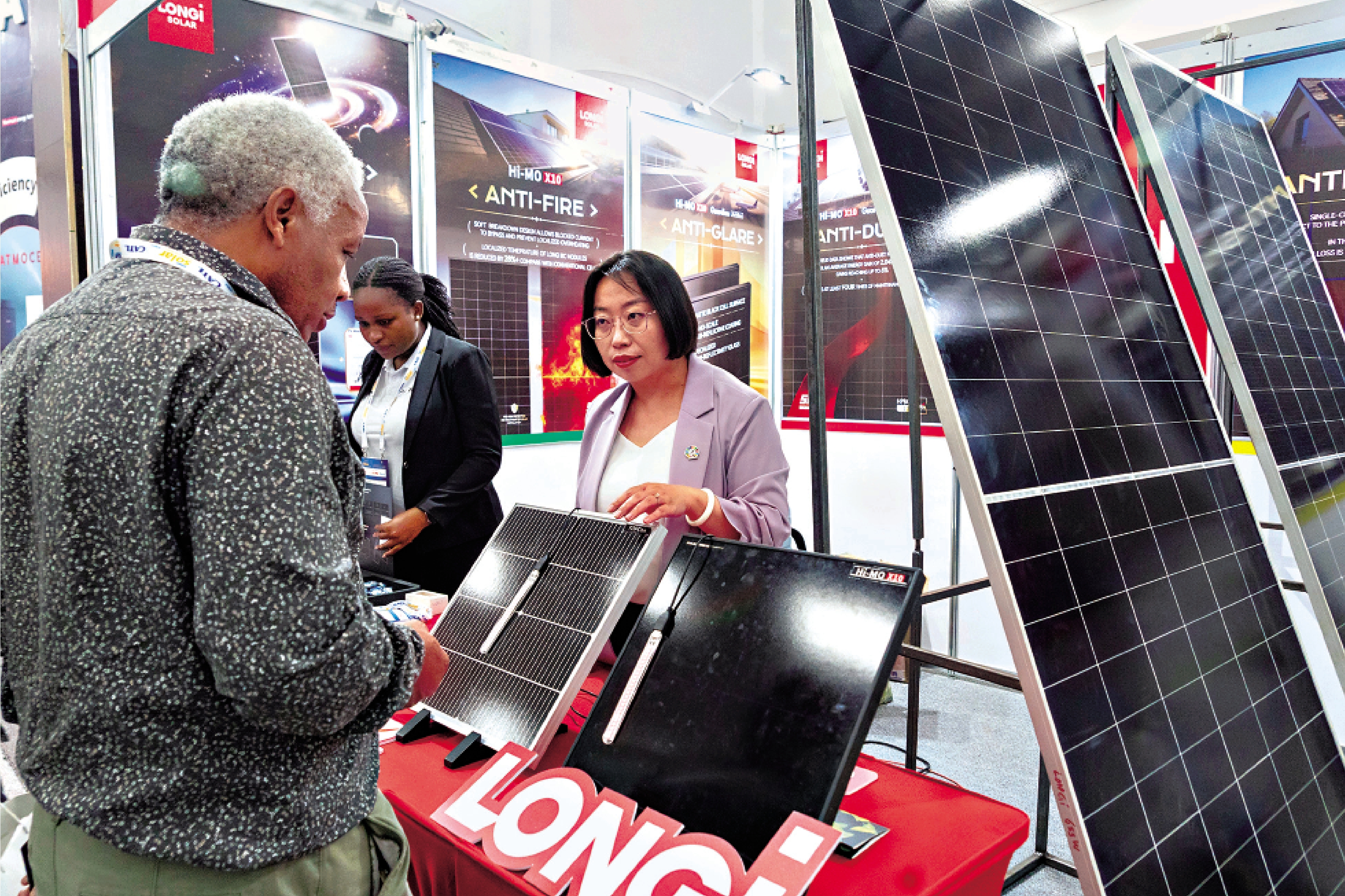 　　圖：中國光伏產業全球領先。圖為參展者在2026年非洲國際太陽能展的隆基樂葉展台了解光伏產品。\新華社