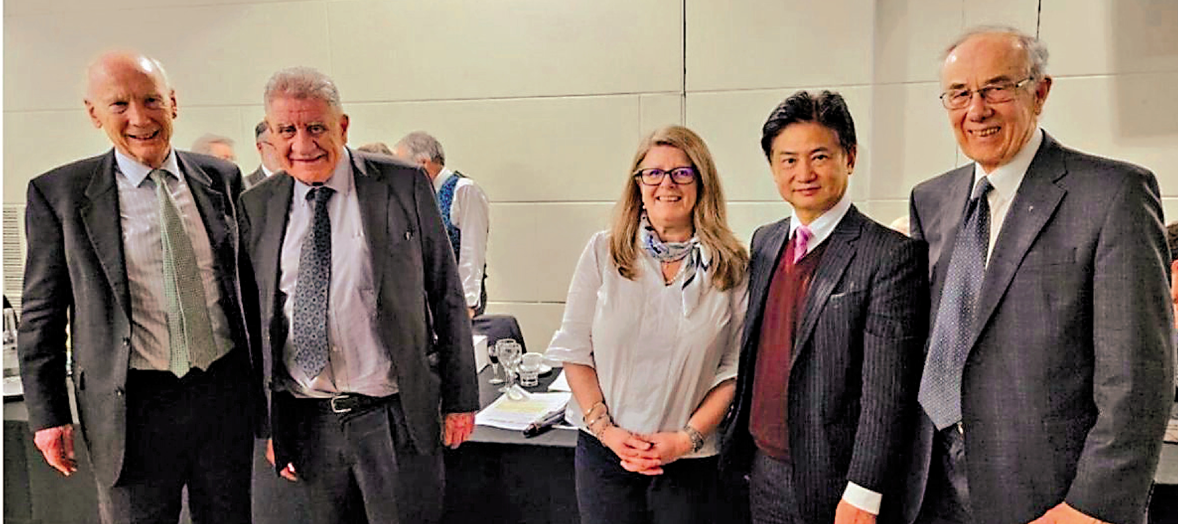 　　圖：香港科技大學教授吳宏偉（右二）當選明年第65屆朗肯講座主講人。