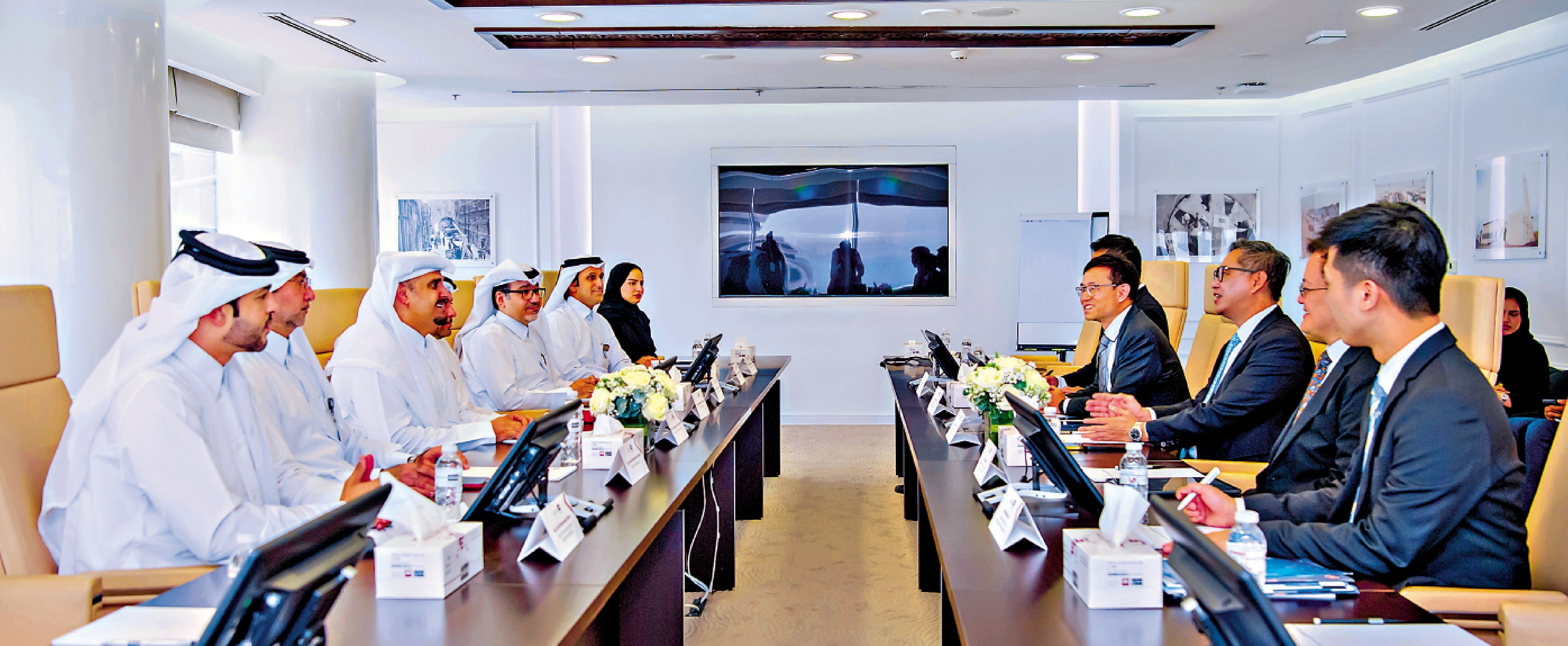 　　圖：特區政府頻密組團出訪中東，簽署合作備忘錄、推廣金融優勢。