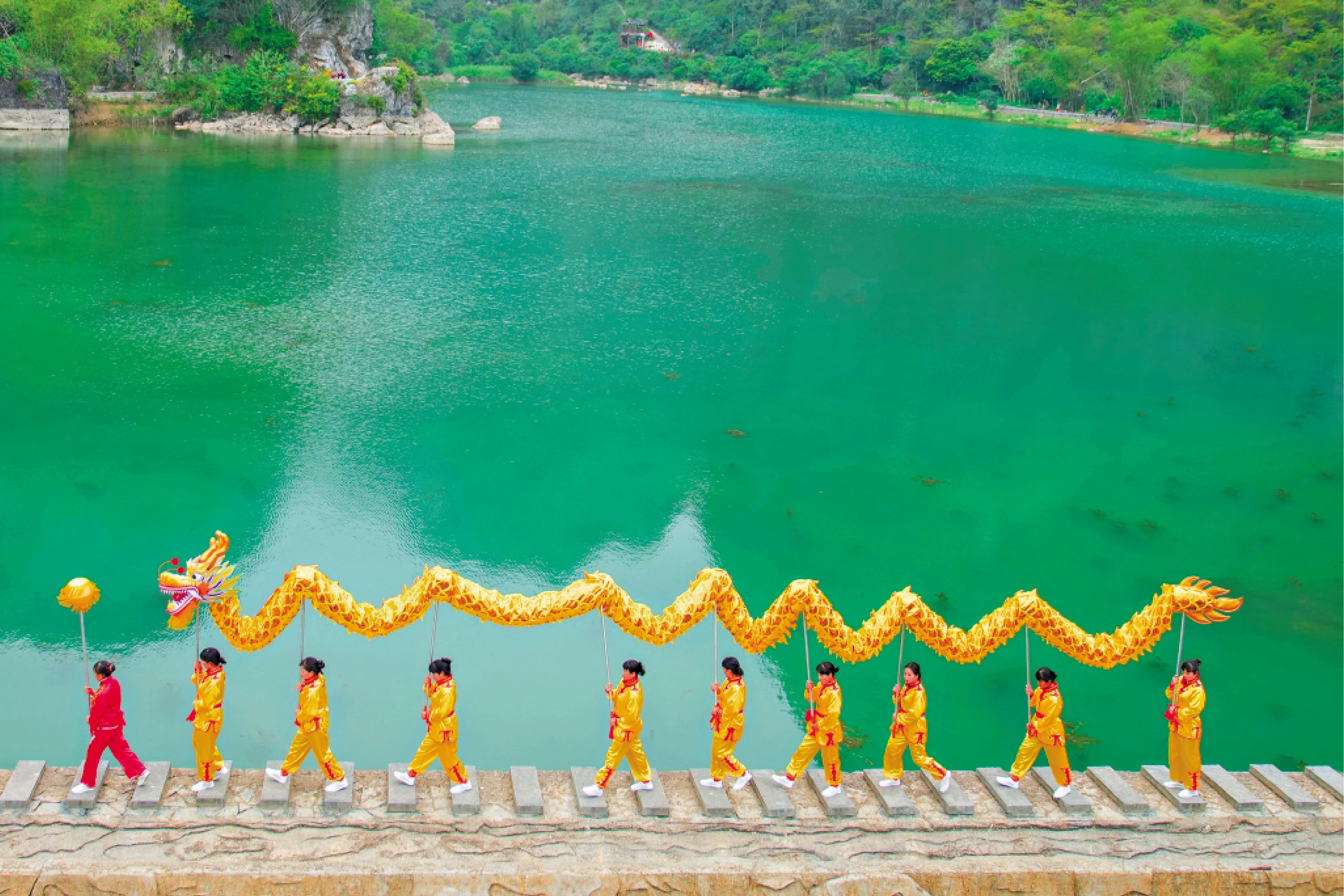 　　圖：三月二十日，「春龍」在廣西龍州縣天琴壯寨景區內一處水壩上巡遊。\中新社