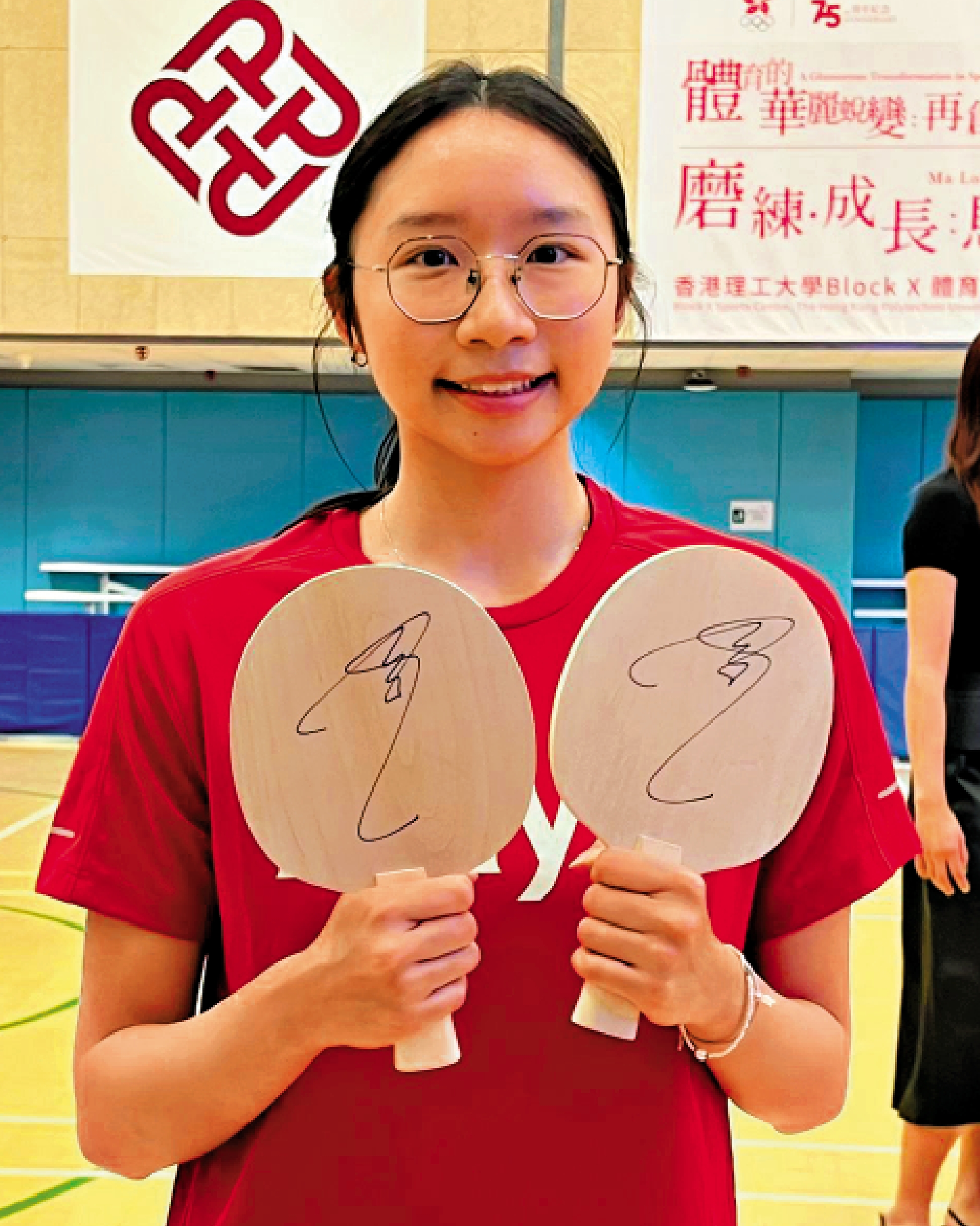 　　圖：李凱敏展示馬龍的簽名球拍。\大公報記者朱家立攝