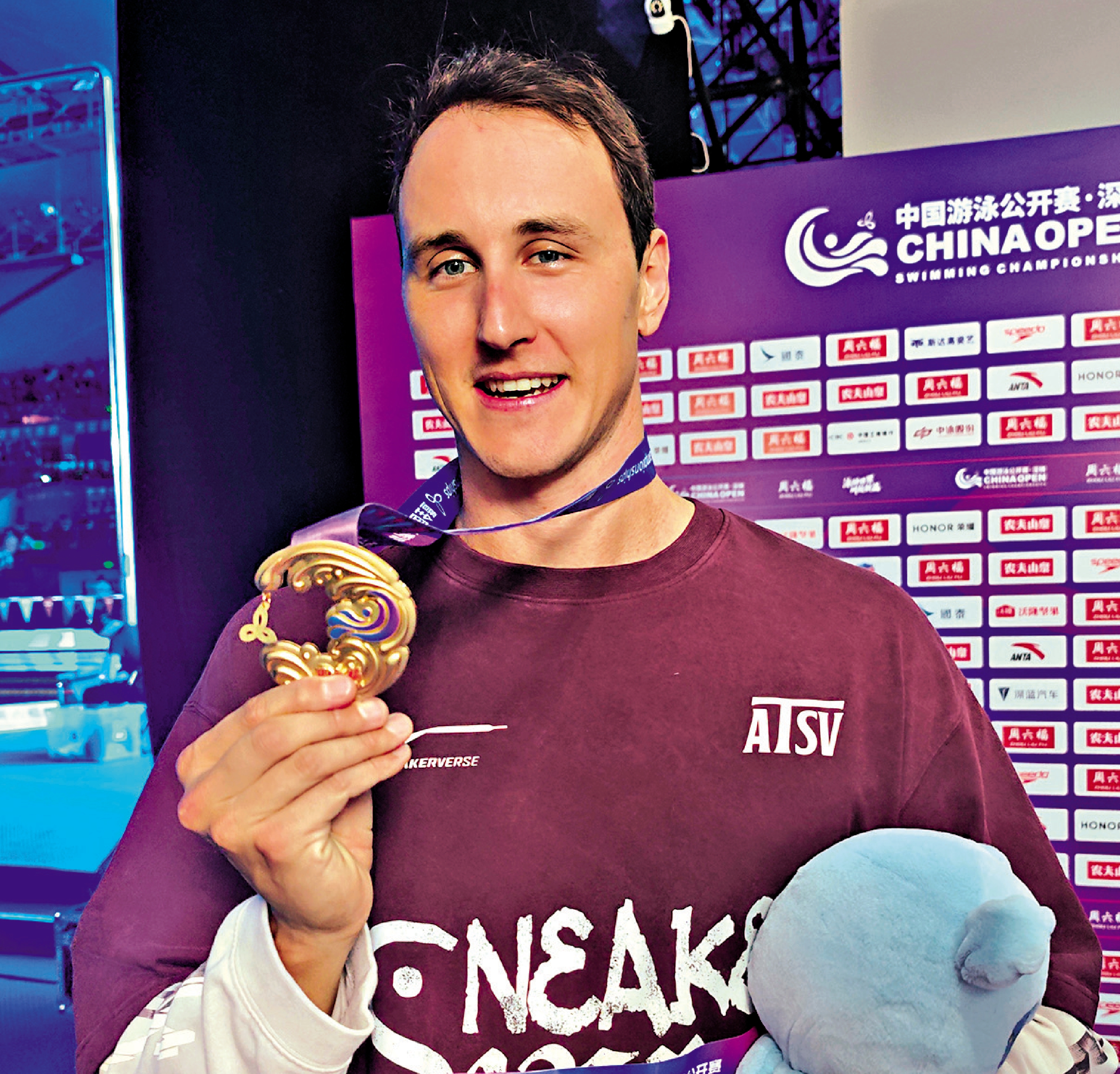 　　圖：卡梅倫展示金牌。\大公報記者李薇攝