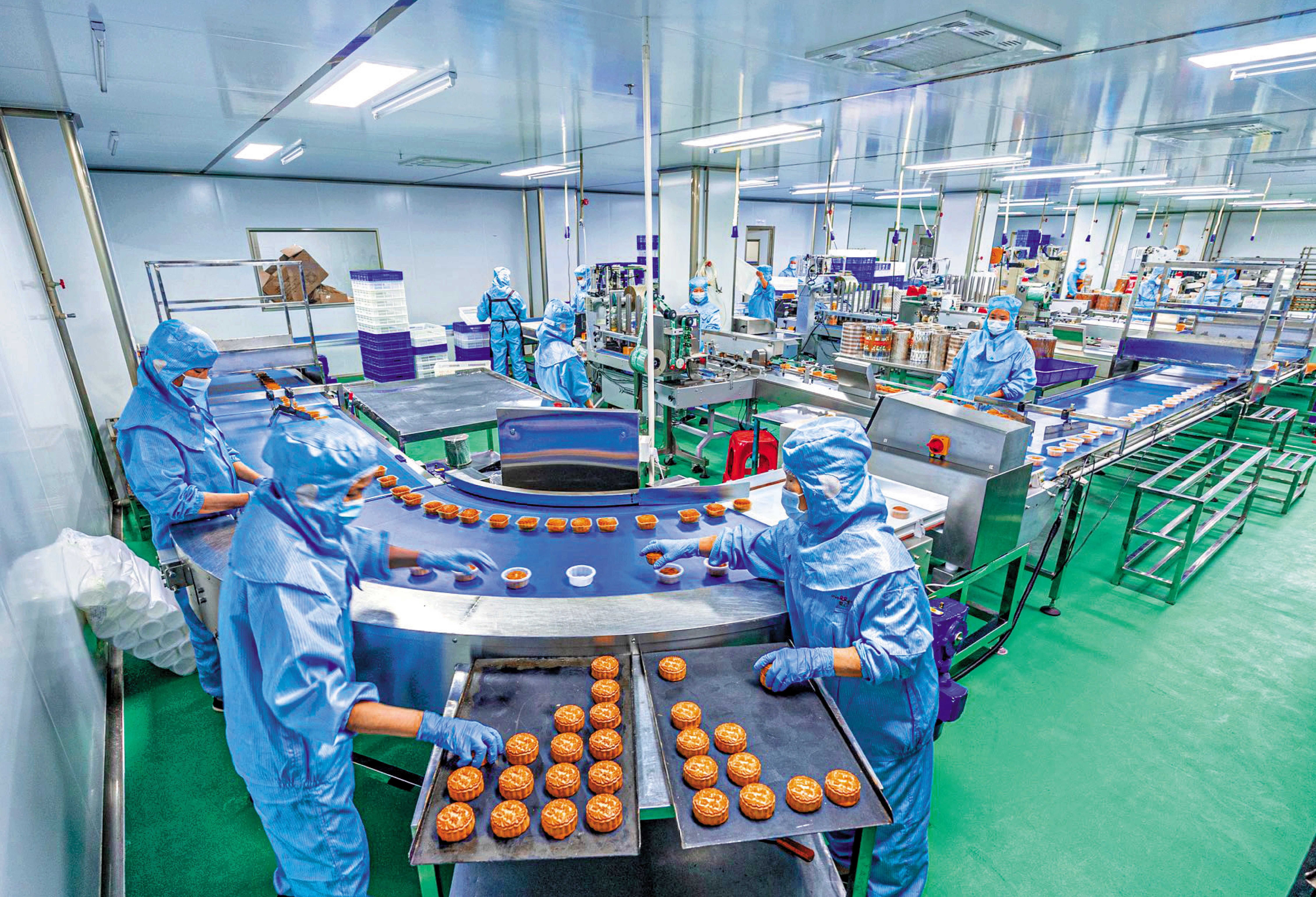 　　圖：今年前兩個月，廣東規模以上工業增加值同比增長7.9%。圖為廣東一家食品工廠工人在生產車間內忙碌。\受訪者供圖