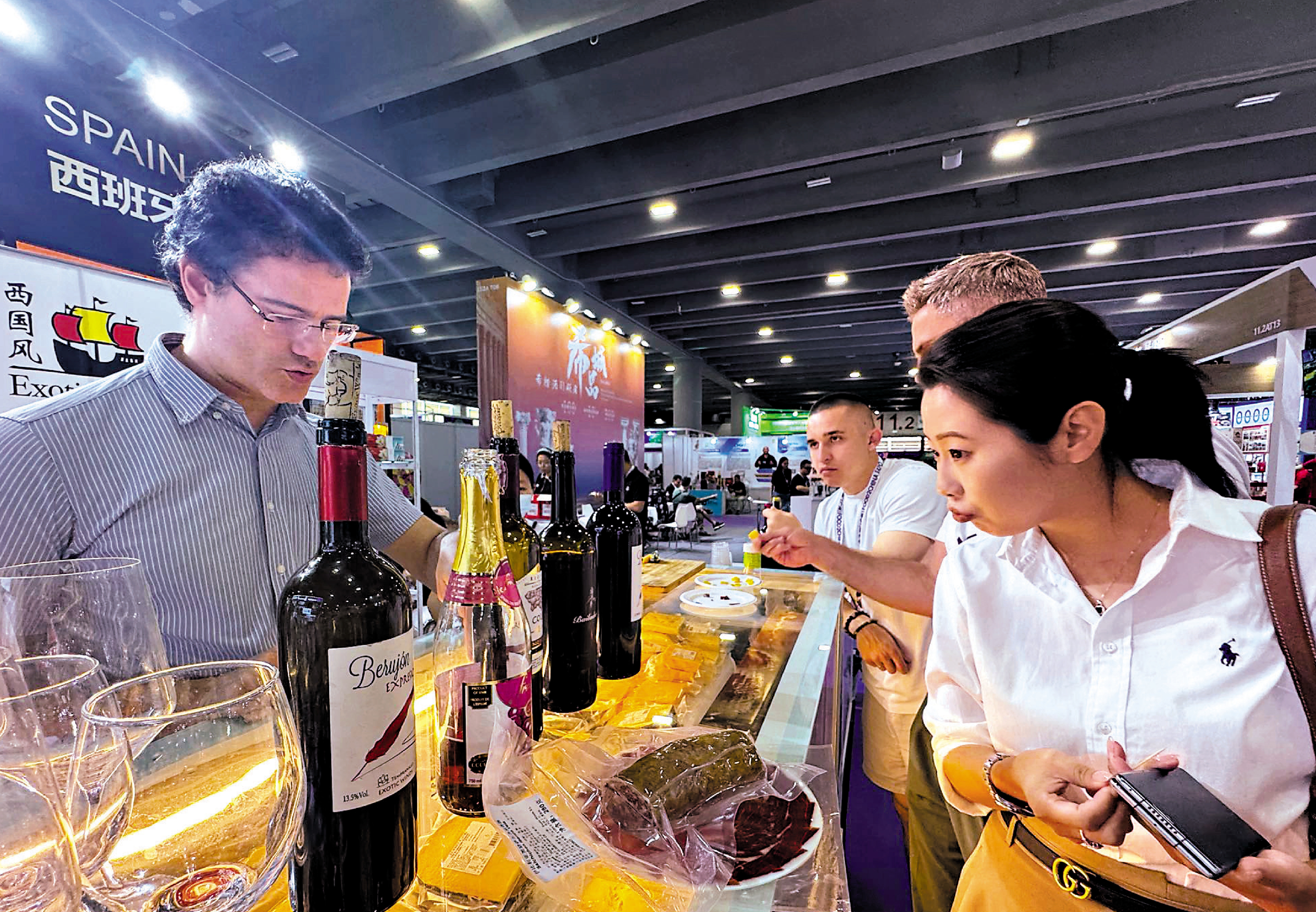 　　圖：今年前兩月廣東社會消費品零售總額同比增長4.6%。圖為廣東民眾在選購紅酒。\大公報記者盧靜怡攝