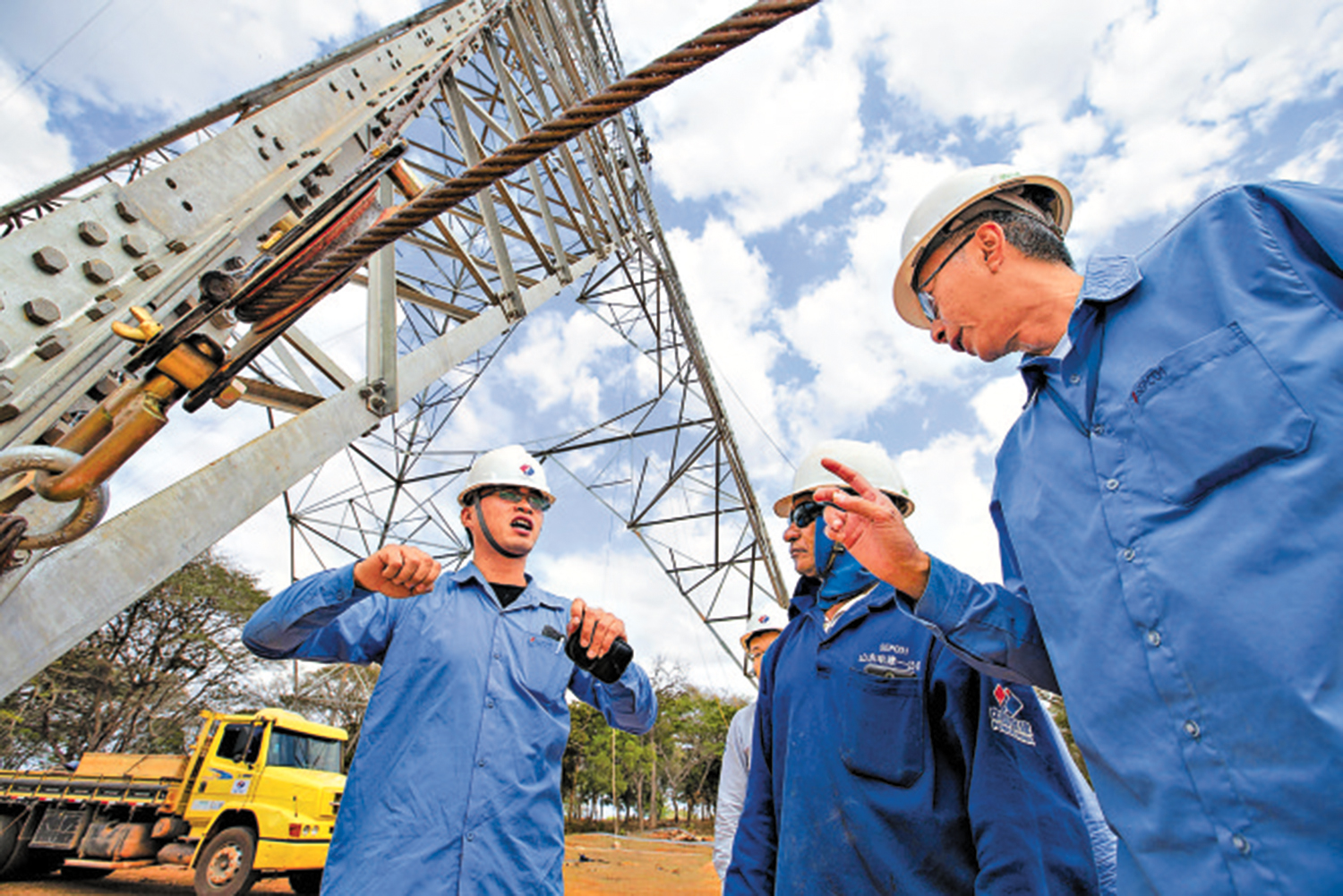 　　圖：在巴西美麗山特高壓輸電工程現場，中方負責人（左）在指導巴方員工。\新華社