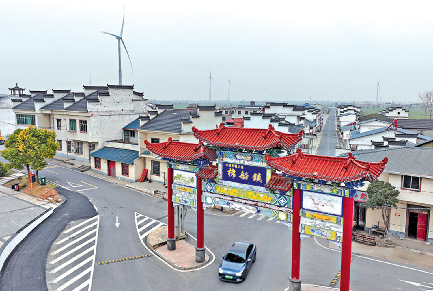 　　圖：在江西九江棉船島，光伏車棚、充電站、風光路燈等「零碳」設施遍布全島。\新華社