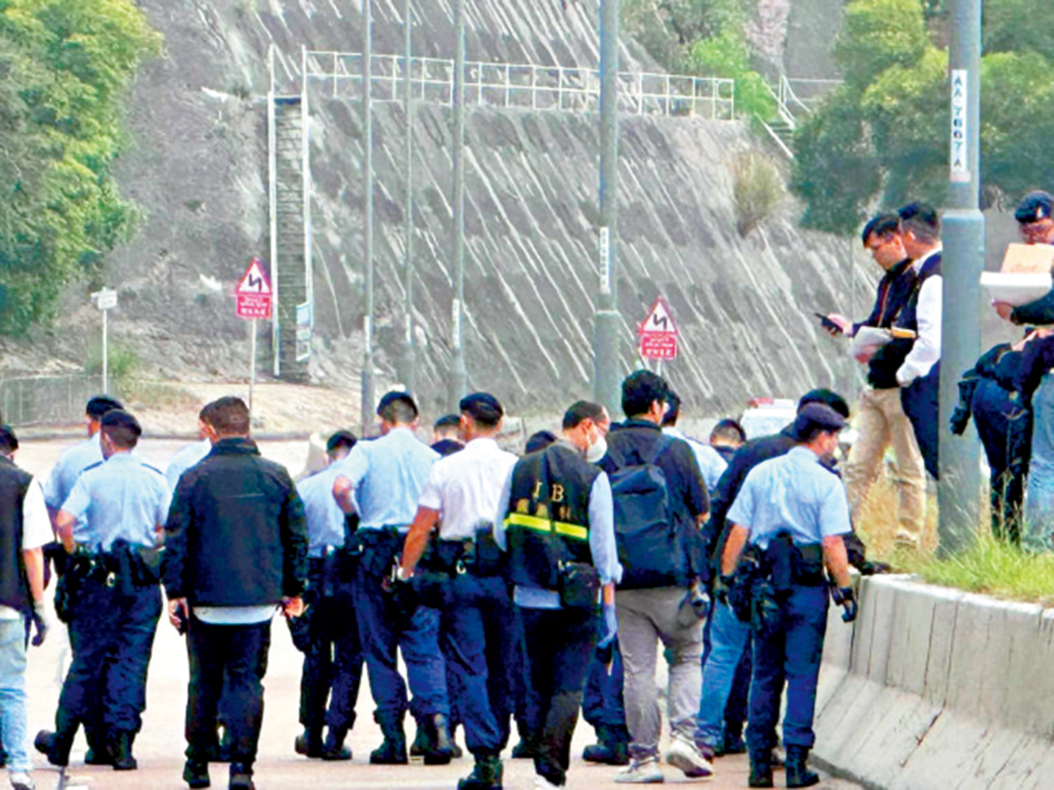 　　圖：一名男子昨日凌晨在青山公路葵涌段持刀衝向警員，3名警員先後共開5槍制服。