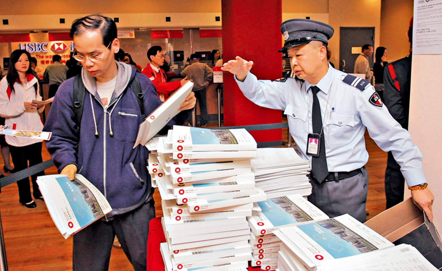 　　圖：過去新股會印發大量招股書，免費供散戶拿取。