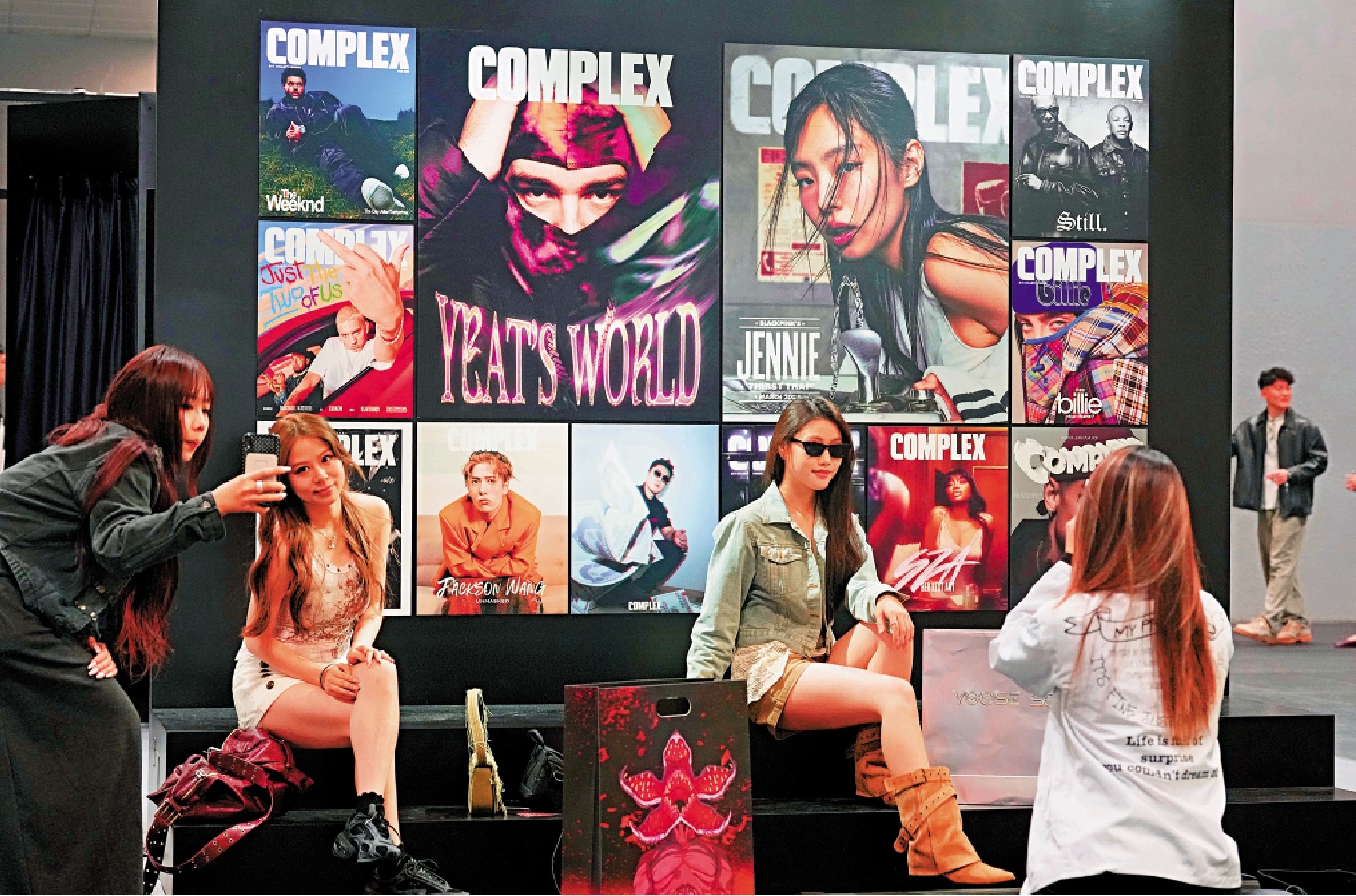 　　圖：「ComplexCon香港」昨日盛大開幕，現場多個大型藝術裝置及潮流玩具成為打卡熱點。\大公報記者麥潤田攝