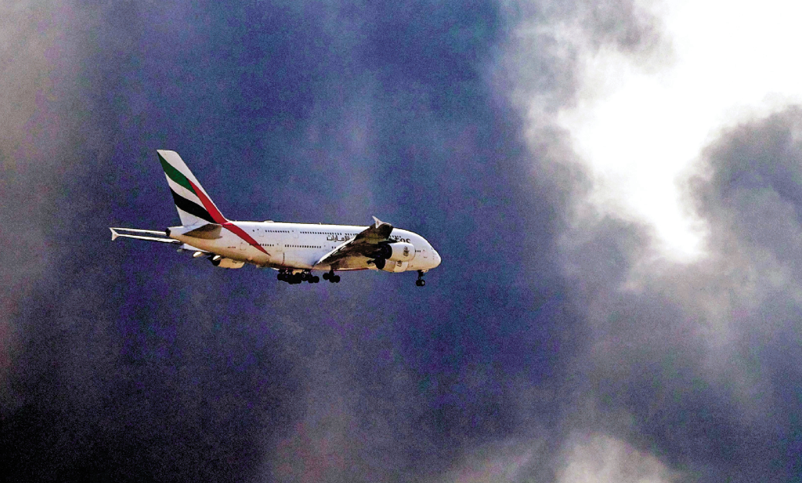 　　圖：阿聯酋迪拜國際機場附近16日遇襲時，一架阿聯酋航空客機正準備降落。\法新社