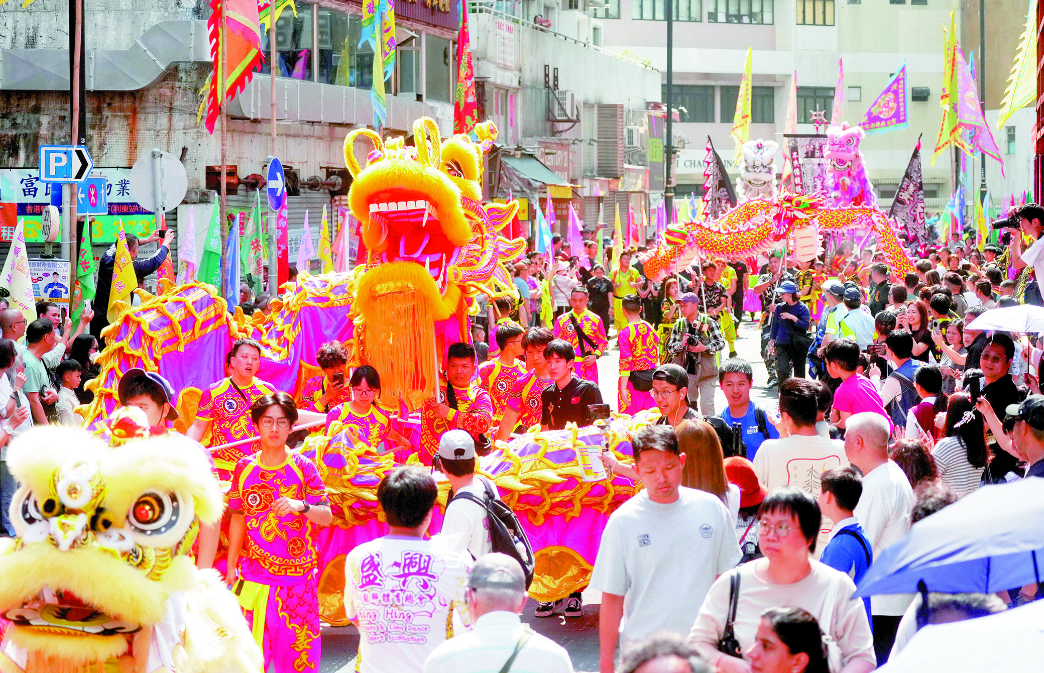 　　圖：鴨脷洲洪聖傳統文化節賀誕巡遊昨日舉行，舞龍表演吸引大批市民遊客拍照留念。\大公報記者林良堅攝