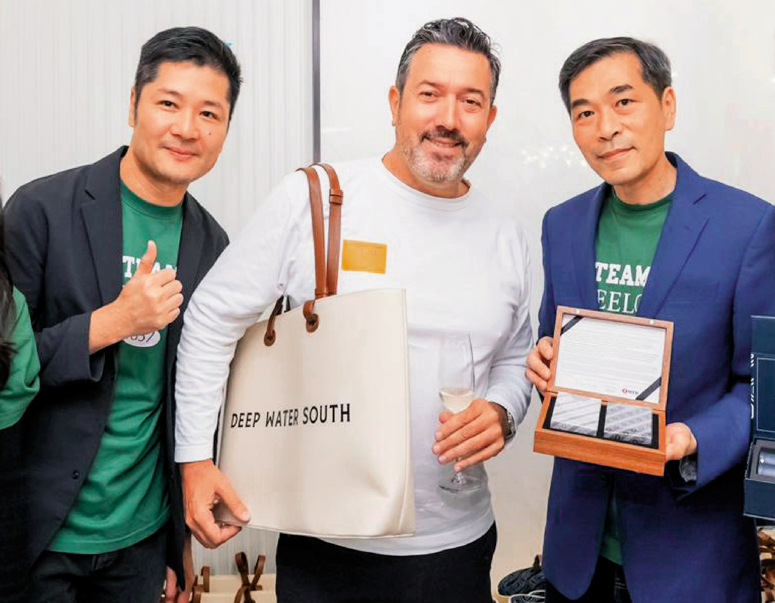 　　圖：外籍買家NOYEL（圖中）表示，今次入市主要作投資收租用途。