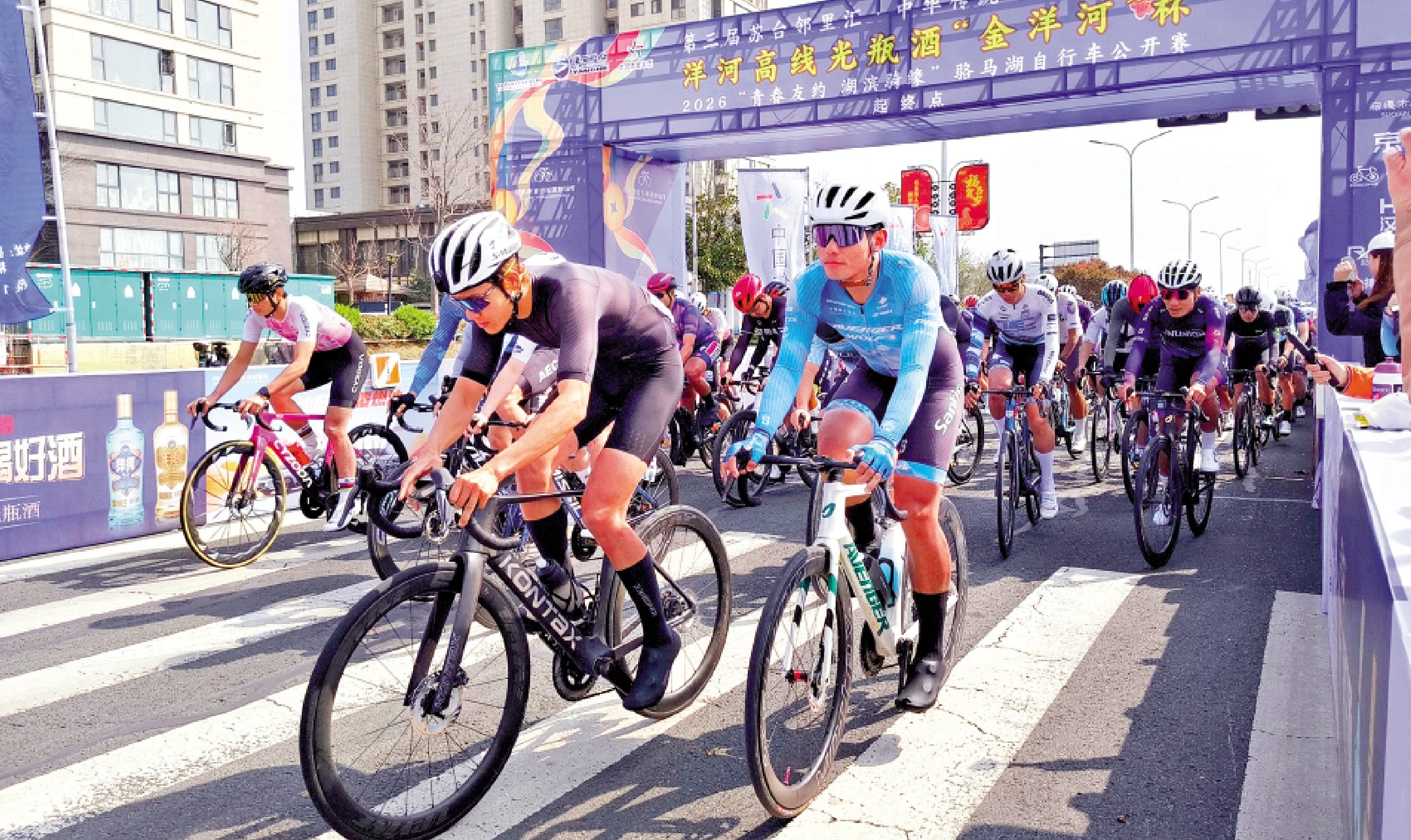 　　圖：在江蘇舉行的駱馬湖單車公開賽吸引兩岸約500名選手參賽。/大公報記者賀鵬飛攝