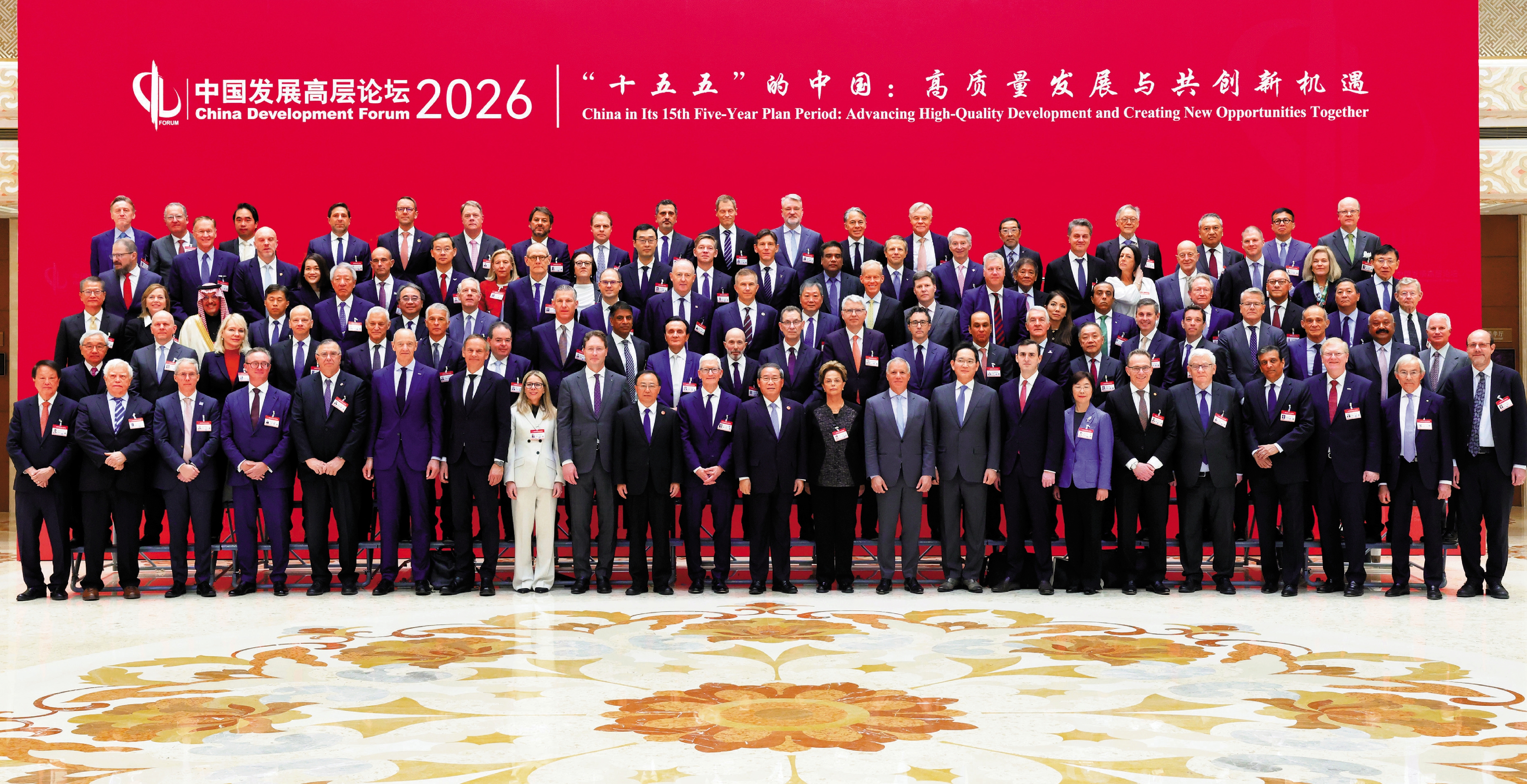 　　圖：3月22日上午，中國國務院總理李強在北京出席中國發展高層論壇2026年年會開幕式並發表主旨演講。圖為李強在開幕式前與參會嘉賓合影。\中新社