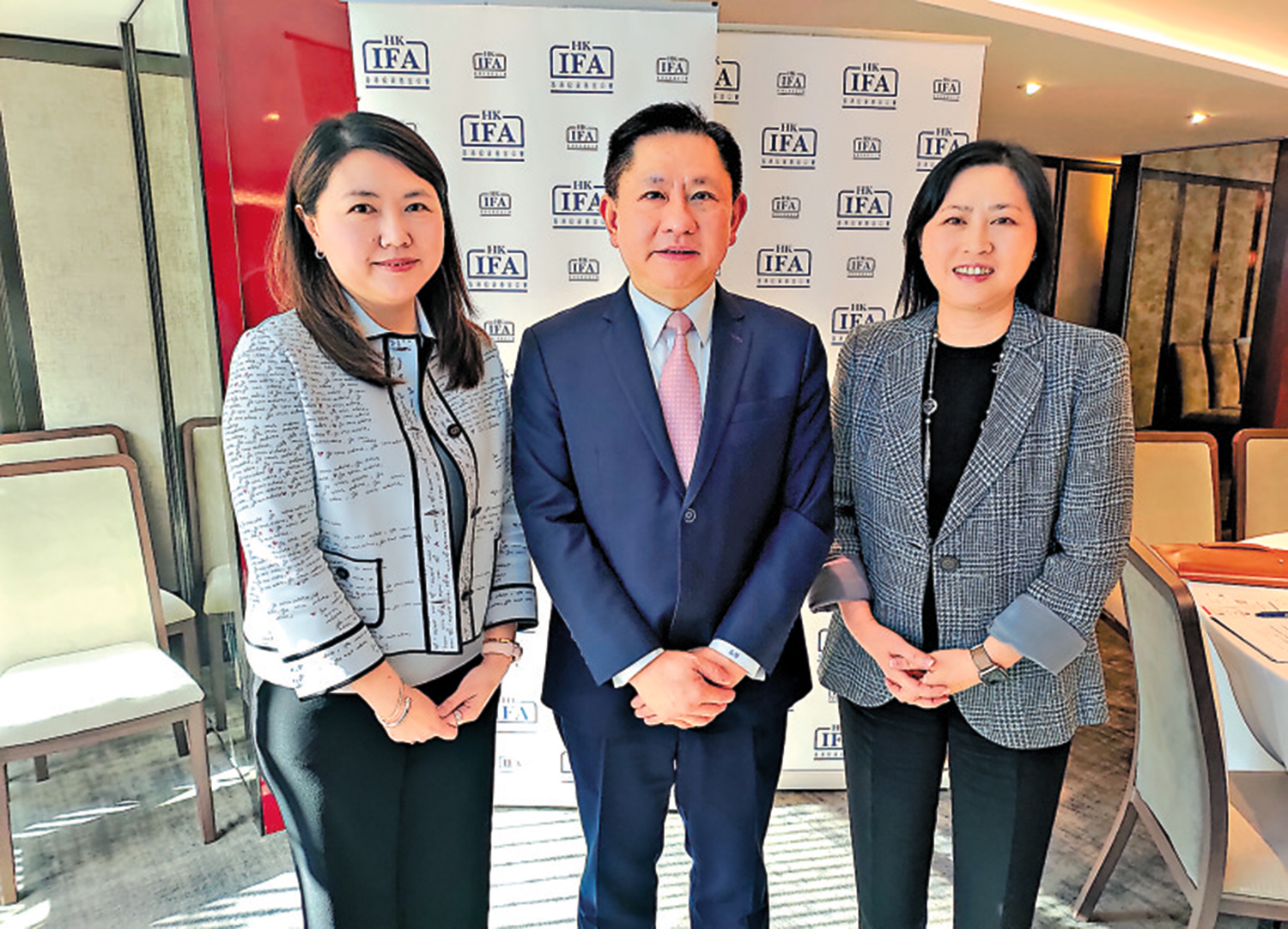 　　圖：近期市況大幅波動，葉森森（右）呼籲投資者切勿自亂陣腳。圖中為余振聲，左為副主席李珮琪。\大公報攝