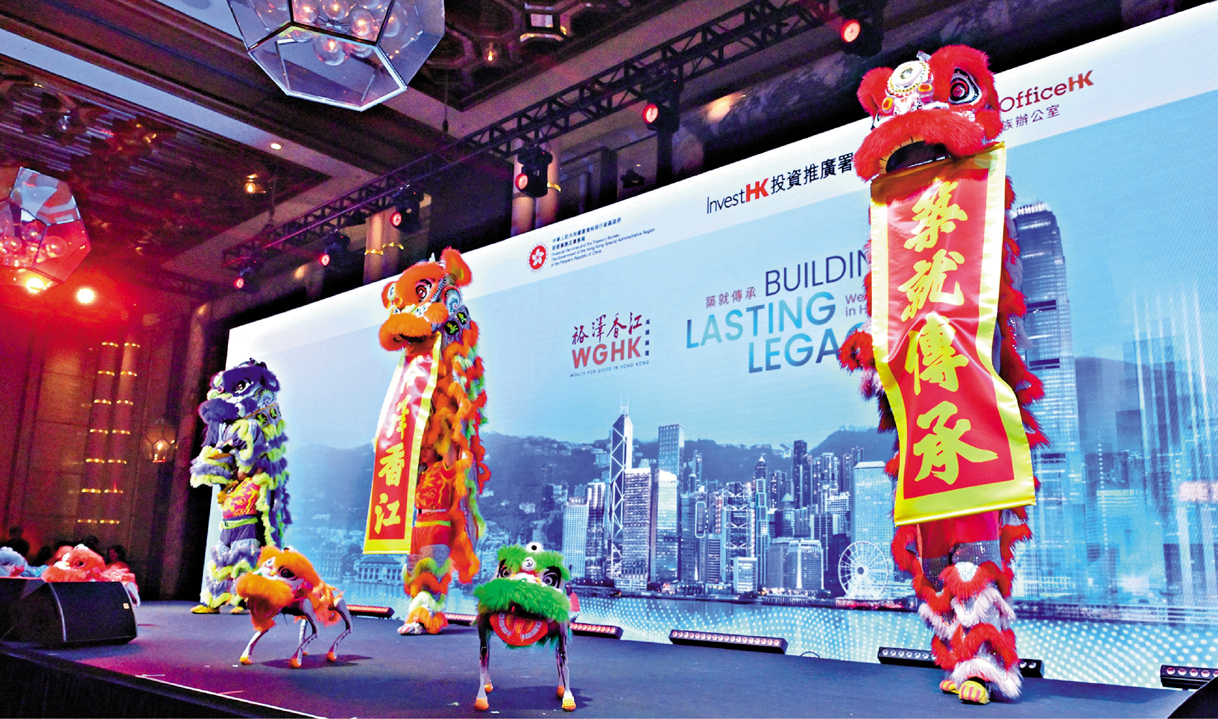 　　圖：「裕澤香江」高峰晚宴昨晚舉行，由一場別開生面的「人機共舞醒獅」表演揭開序幕。