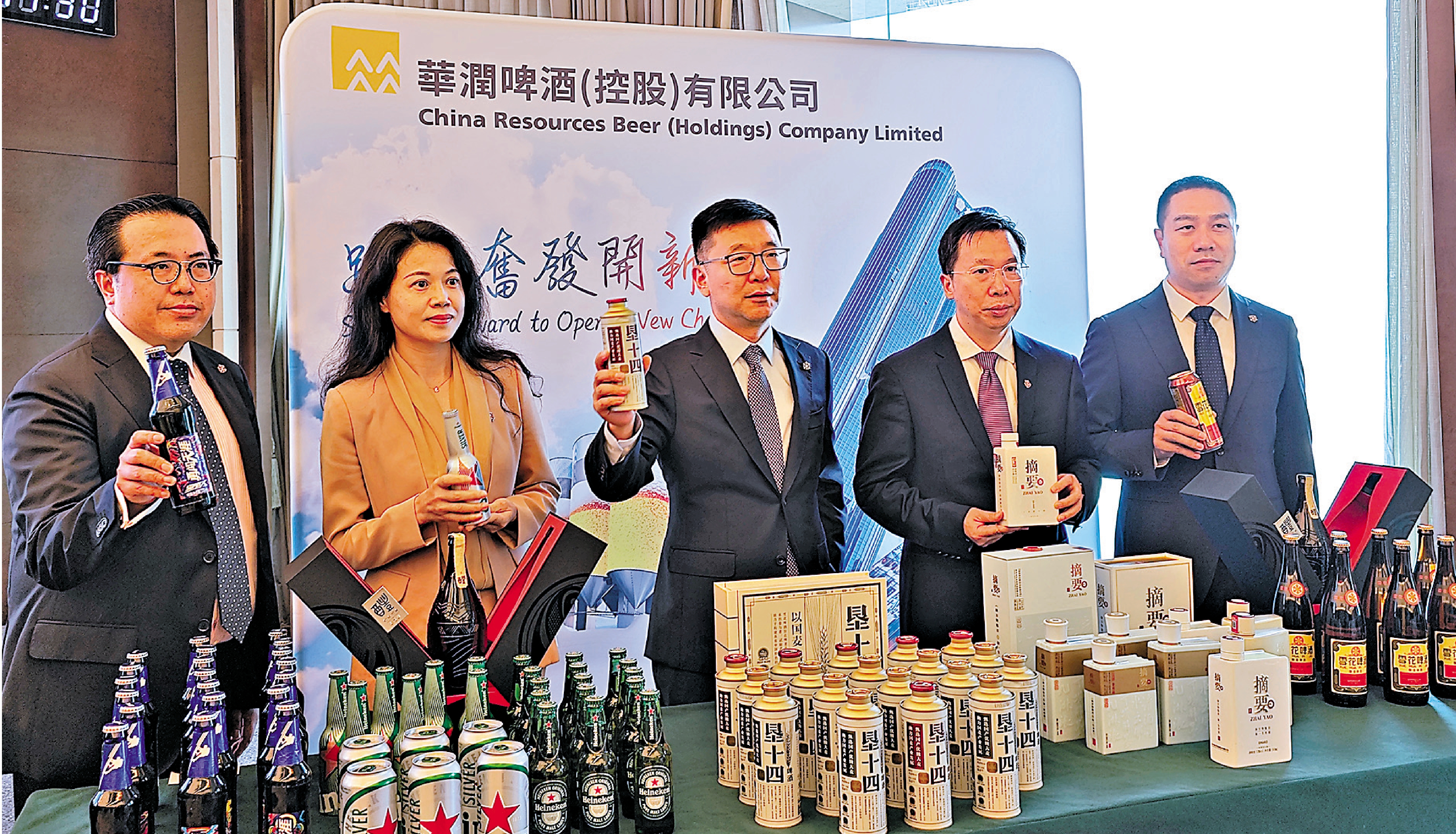 　　圖：華潤啤酒董事會主席趙春武（中）表示，集團將選擇政治文化與中國友好、市場契合度高的國家進行重點布局。