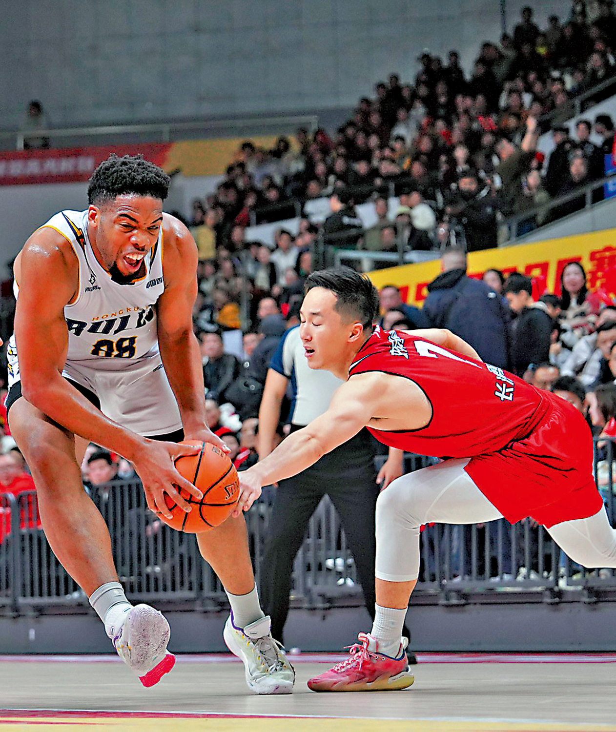 　　圖：金牛男籃外援阿諾斯克（左）狀態甚佳。