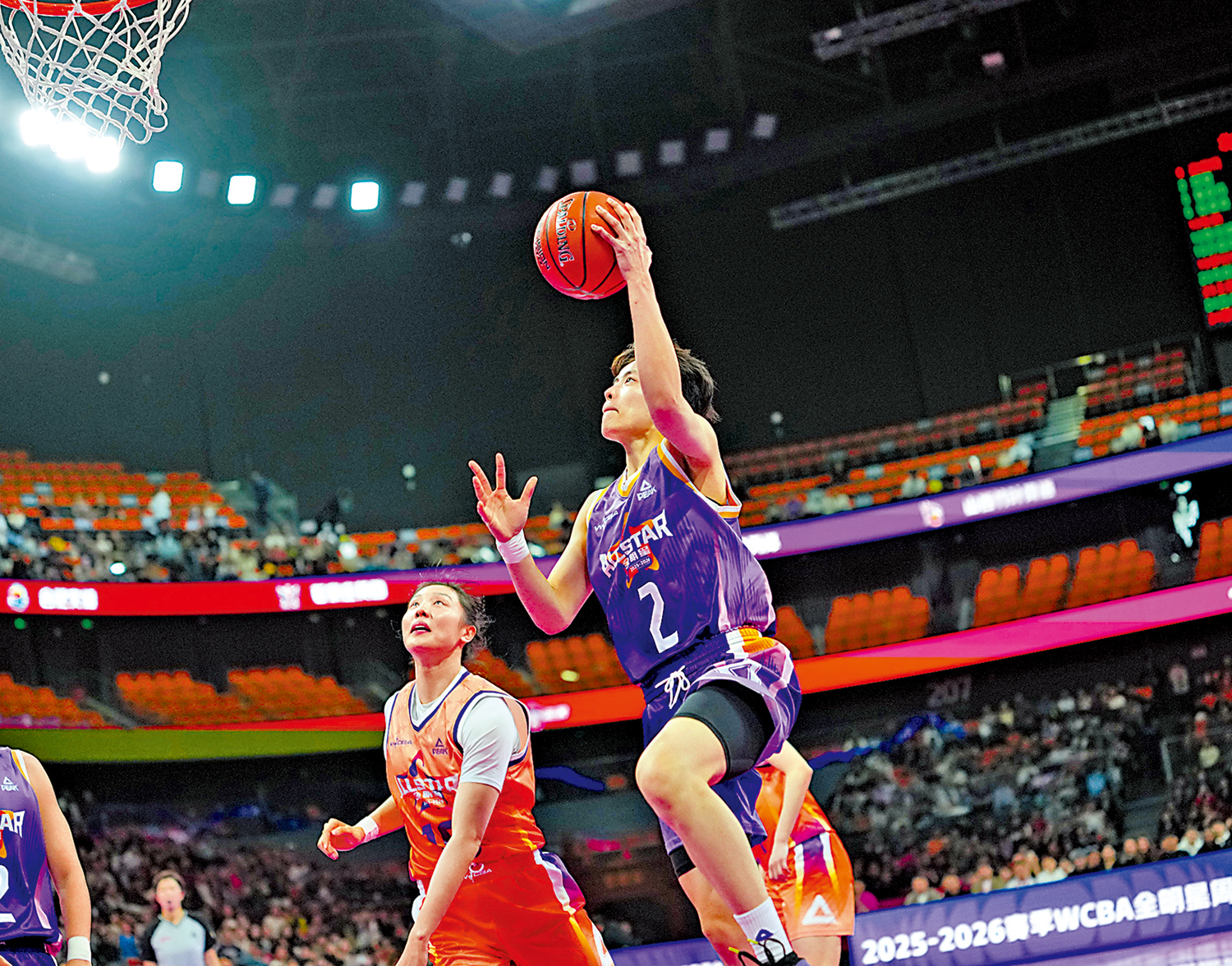 　　圖：南區明星隊球員楊舒予（右）在比賽中上籃。\新華社