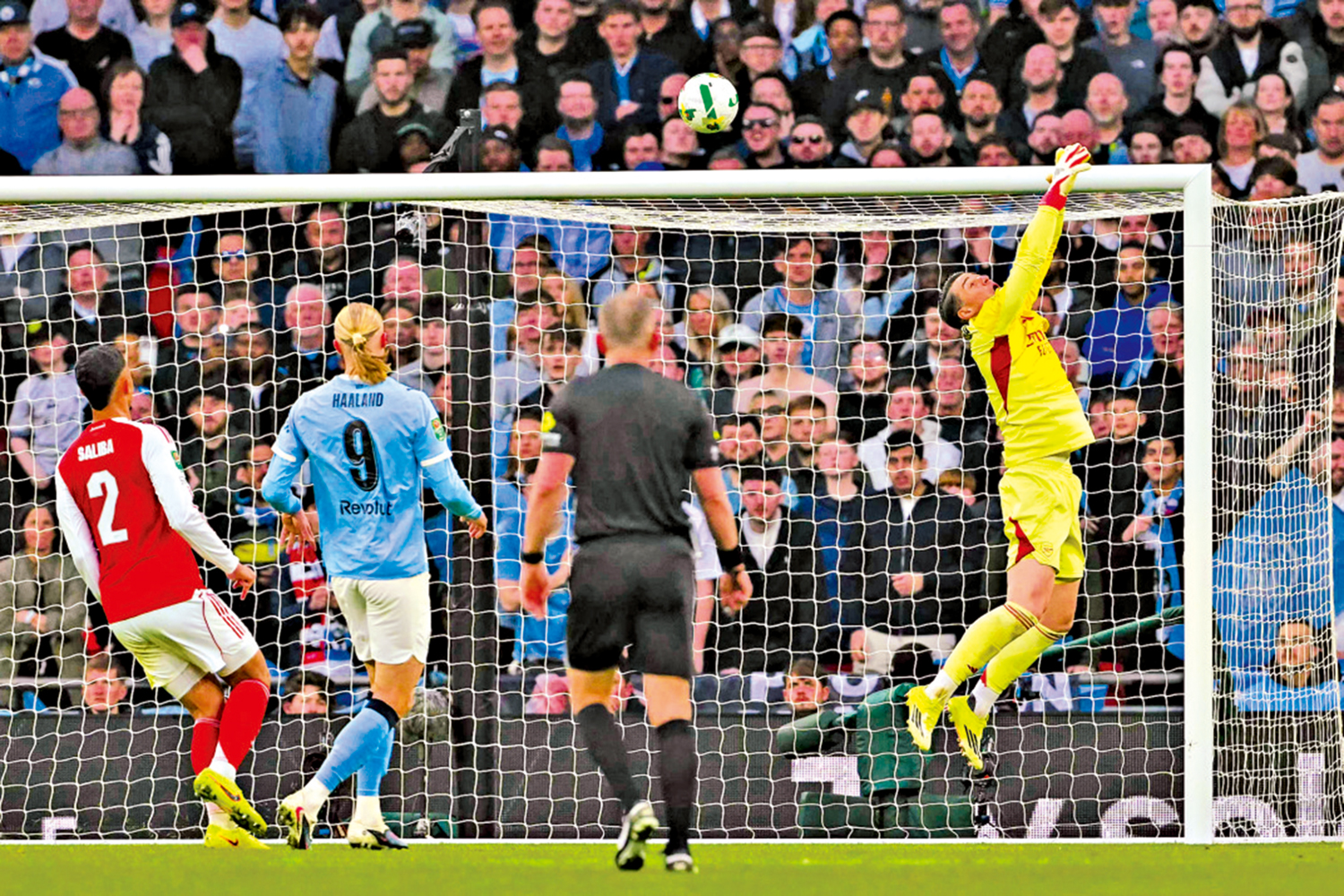 　　圖：阿列沙巴拿加（右）迎接傳中球時「甩手」。\法新社