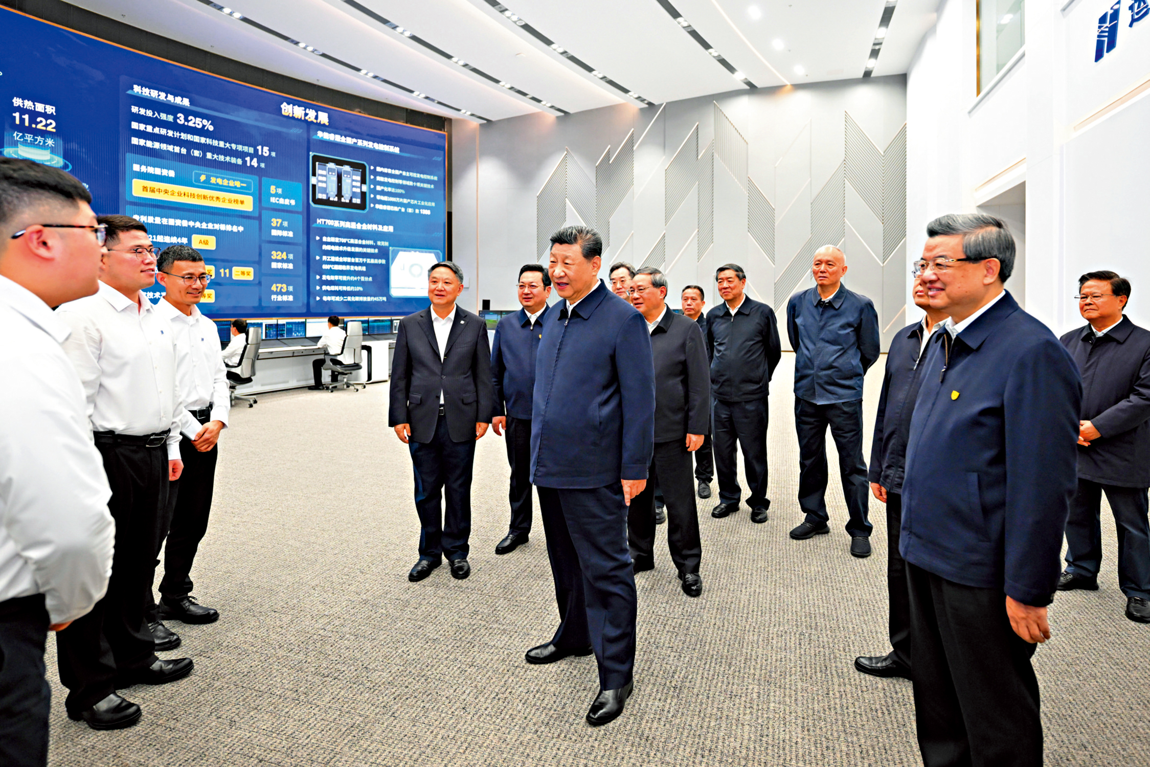 　　圖：3月23日，中共中央總書記、國家主席、中央軍委主席習近平在河北雄安新區考察，並主持召開深入推進雄安新區高質量建設和發展座談會。這是23日上午，習近平在中國華能集團有限公司考察時，同企業員工親切交流。\新華社