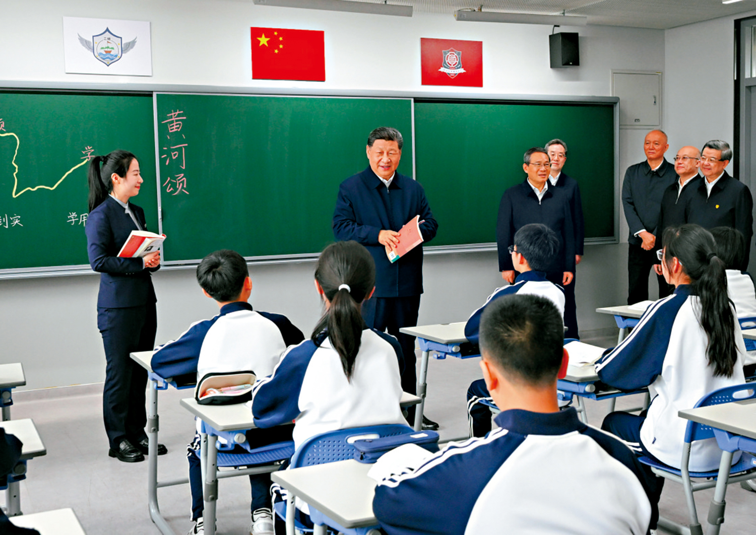 　　圖：23日上午，習近平在北京四中雄安校區考察時，走進教室同師生親切交談。\新華社
