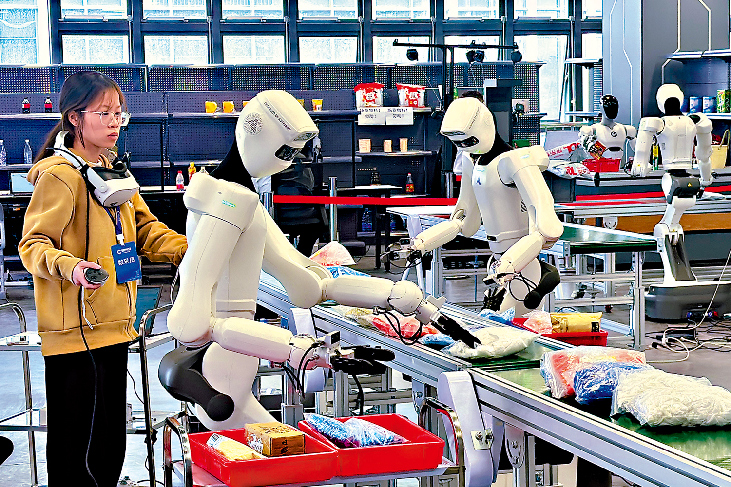 　　圖：在位於惠州市的惠陽異構具身智能訓練場內，訓練師正操作機器人進行分揀訓練。\大公報記者李紫妍攝