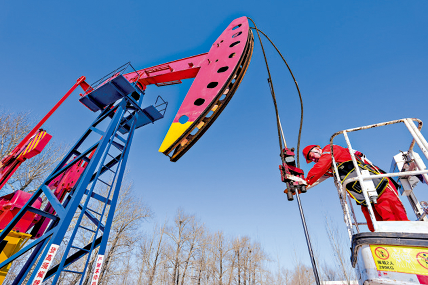 　　圖：大慶油田作業區抽油機進行保養作業。