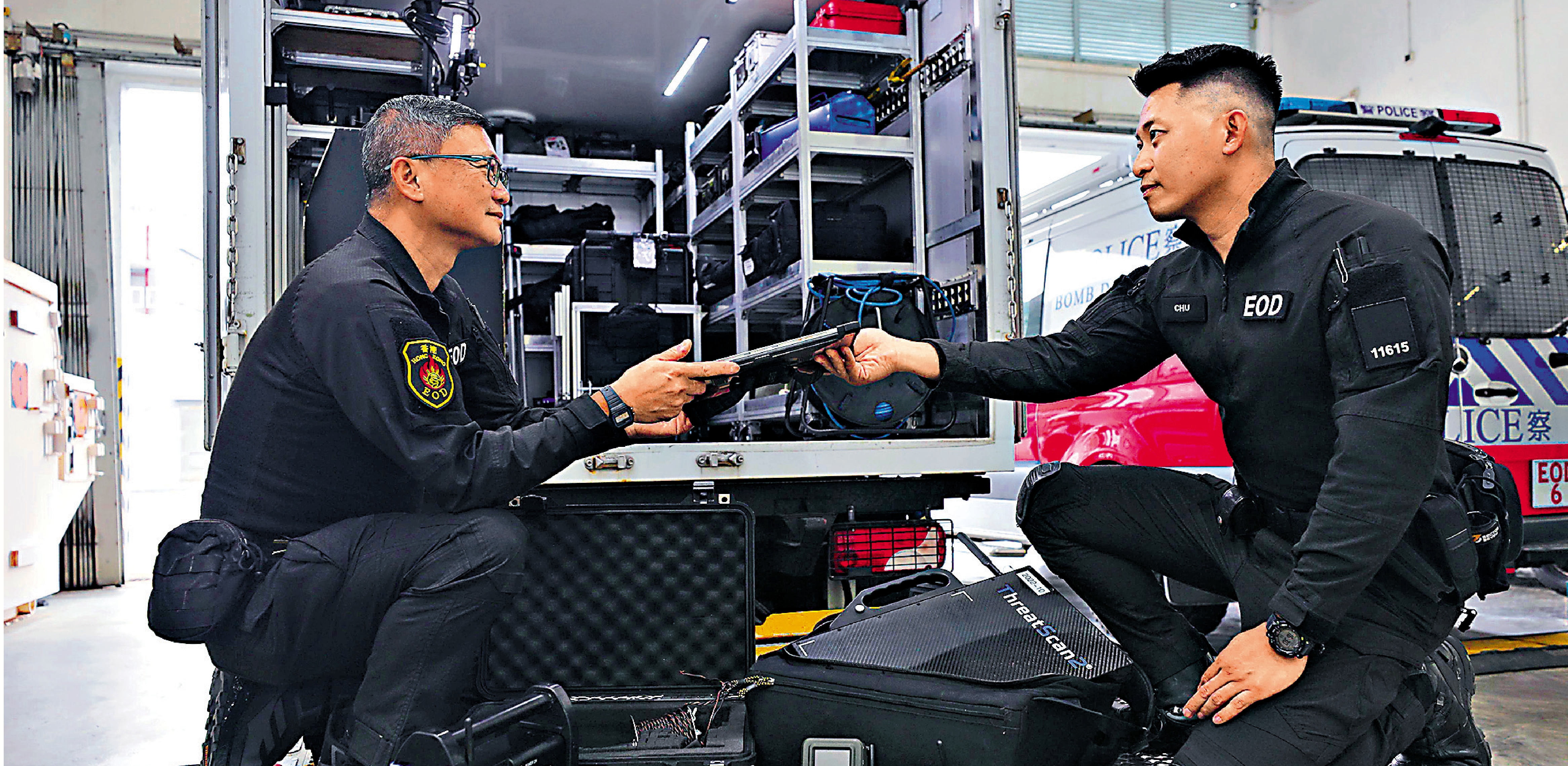 　　圖：陳光鴻（右）與朱烜樞於爆炸品處理課分別擔任No.2和No.3的崗位。