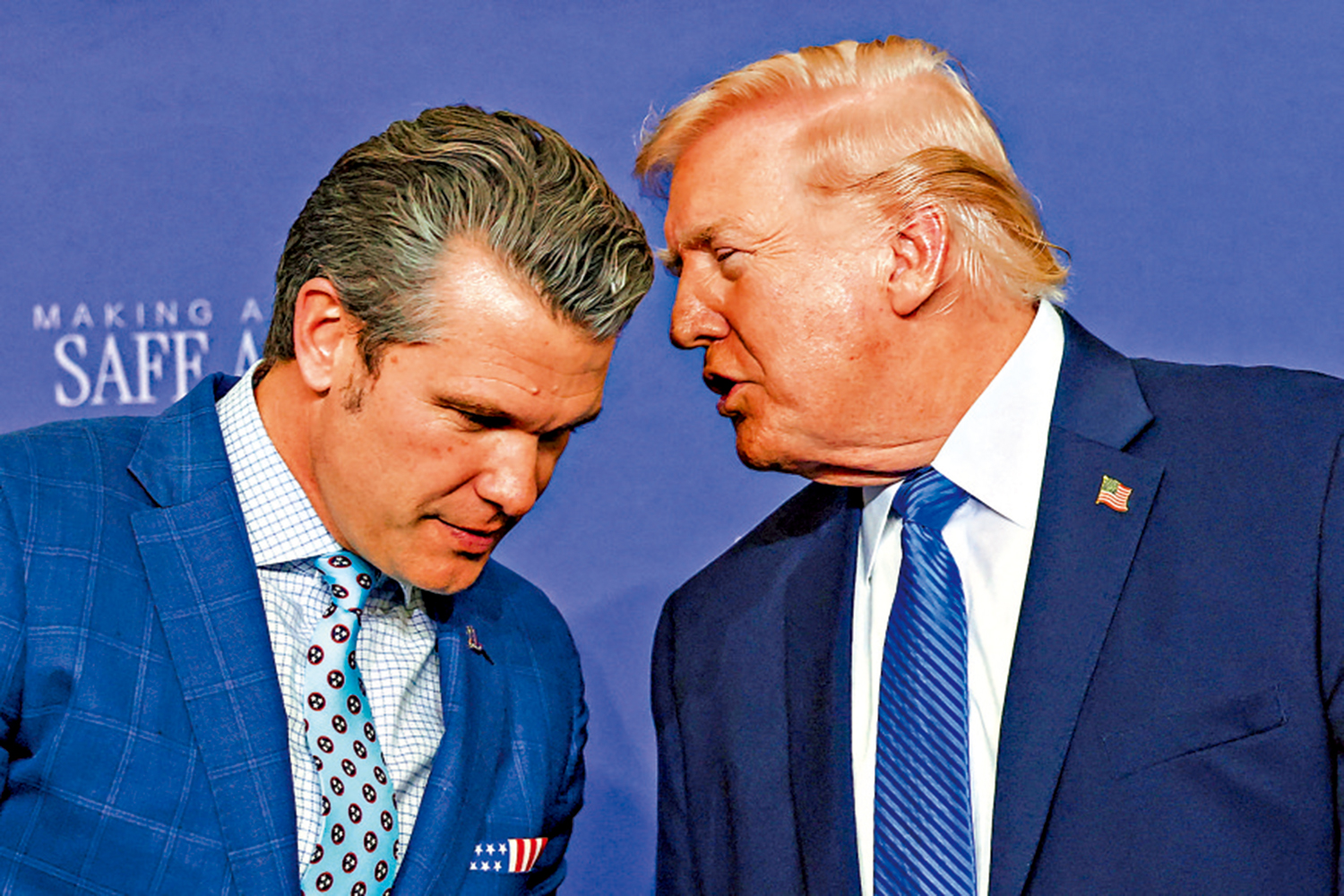 　　圖：特朗普（右）被指利用戰爭操縱市場。圖為他23日與美防長海格塞斯竊竊私語。\路透社