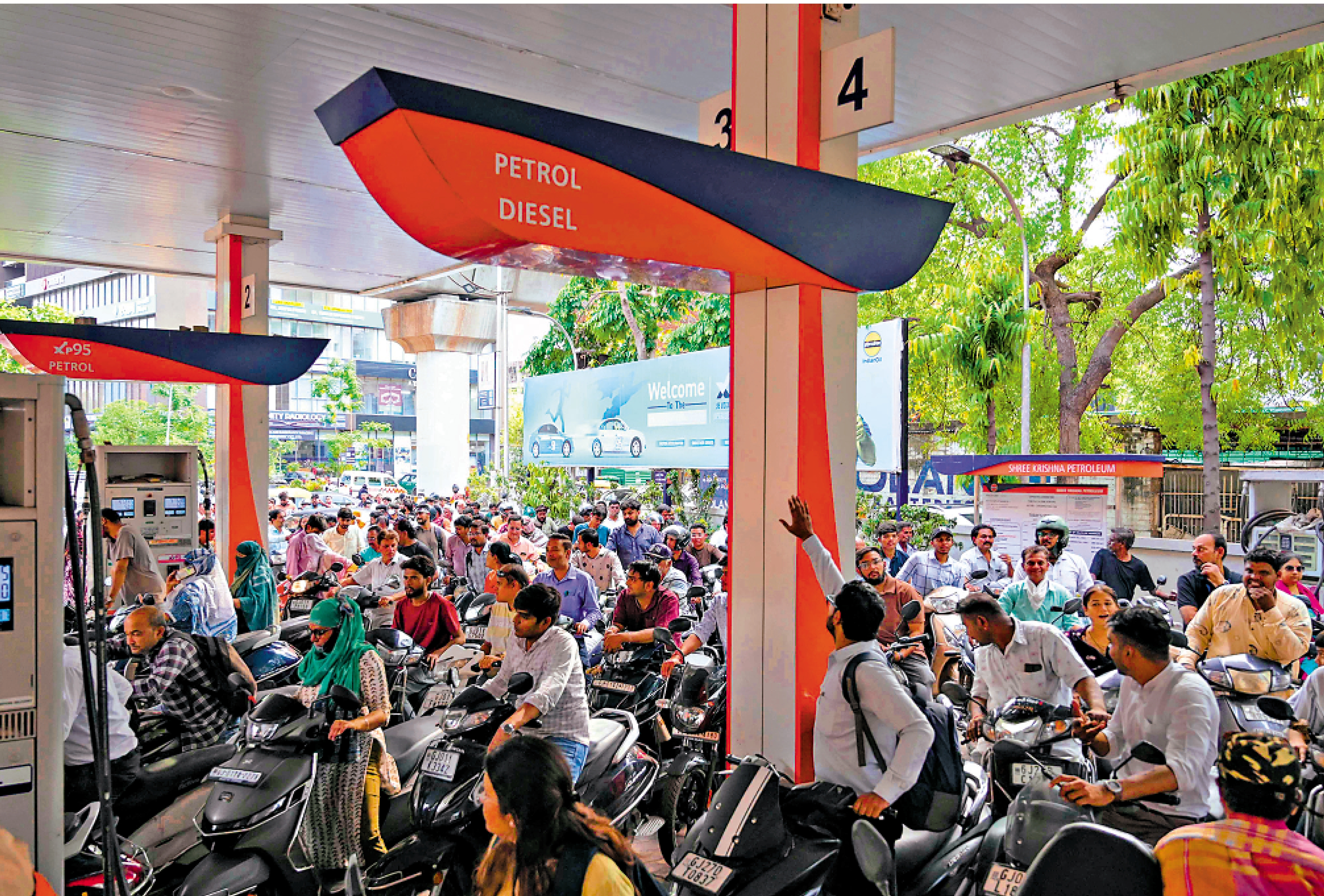 　　圖：印度艾哈邁達巴德的一個加油站外，民眾排隊等待加油。\法新社