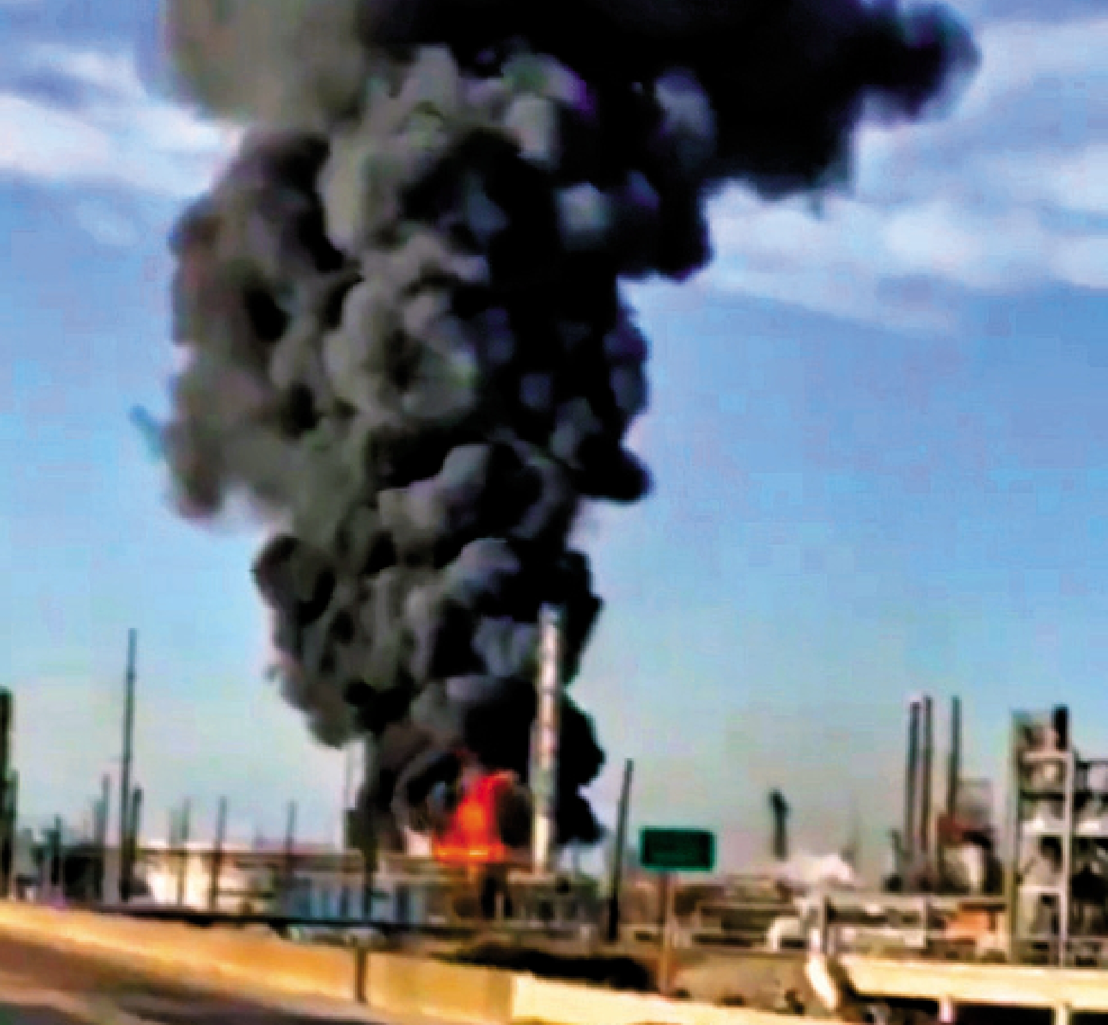 　　圖：美國得州瓦萊羅煉油廠23日發生劇烈爆炸，濃煙滾滾。\網絡圖片