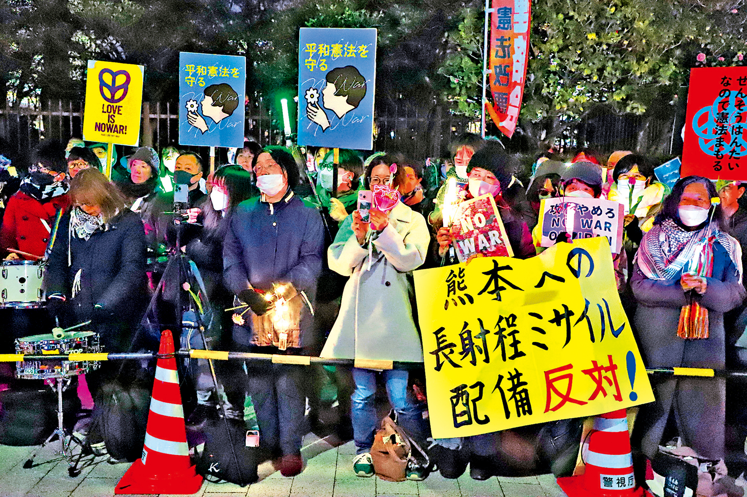 　　圖：24日，一名自稱日本自衛隊官員強闖中國駐日本大使館，引起外界對自衛隊擴軍的高度警惕。圖為10日，日本民眾在東京抗議高市政府擴軍危險政策。\新華社