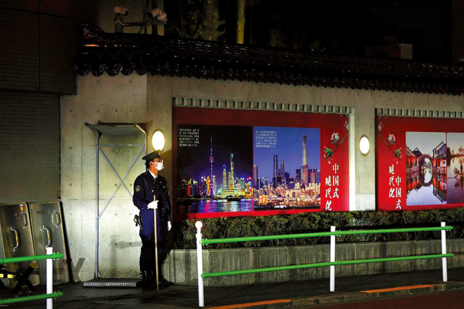 　　圖：24日晚，有警衛人員駐守在中國駐日本大使館外。