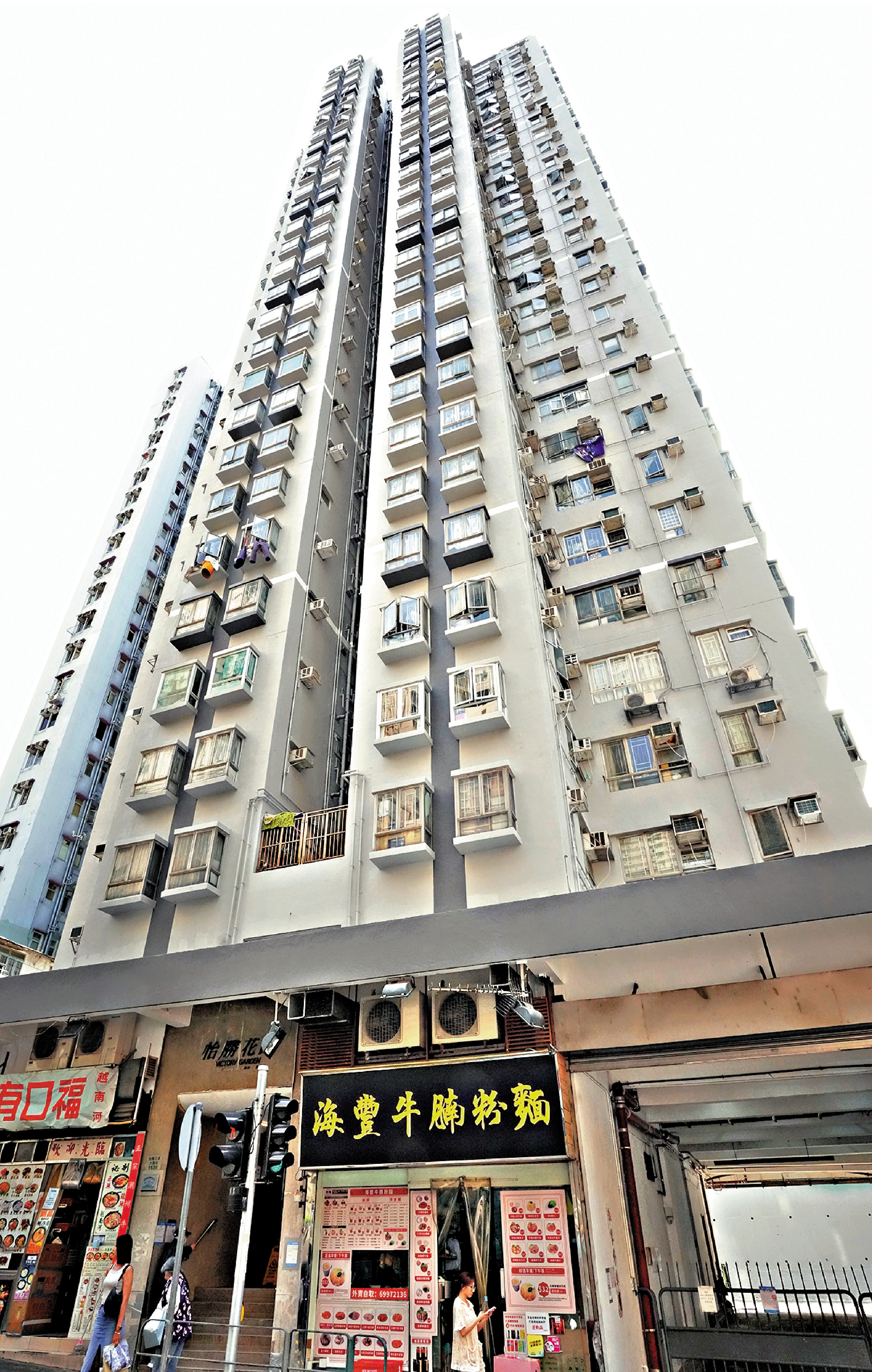 　　圖：葵涌怡勝花園捲入圍標案件，有居民表示每戶需出資約十萬元。\大公報記者林良堅攝