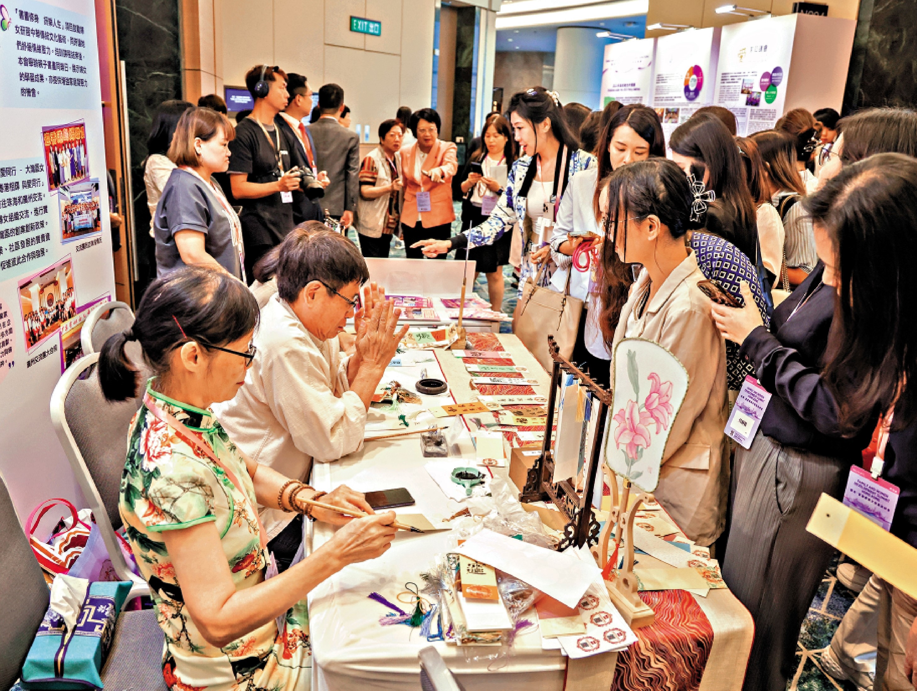 　　圖：香港家庭暨婦女發展高峰會將於本月底舉行。圖為上屆高峰會，同場設置展覽攤位，展示婦女發展的工作成果。
