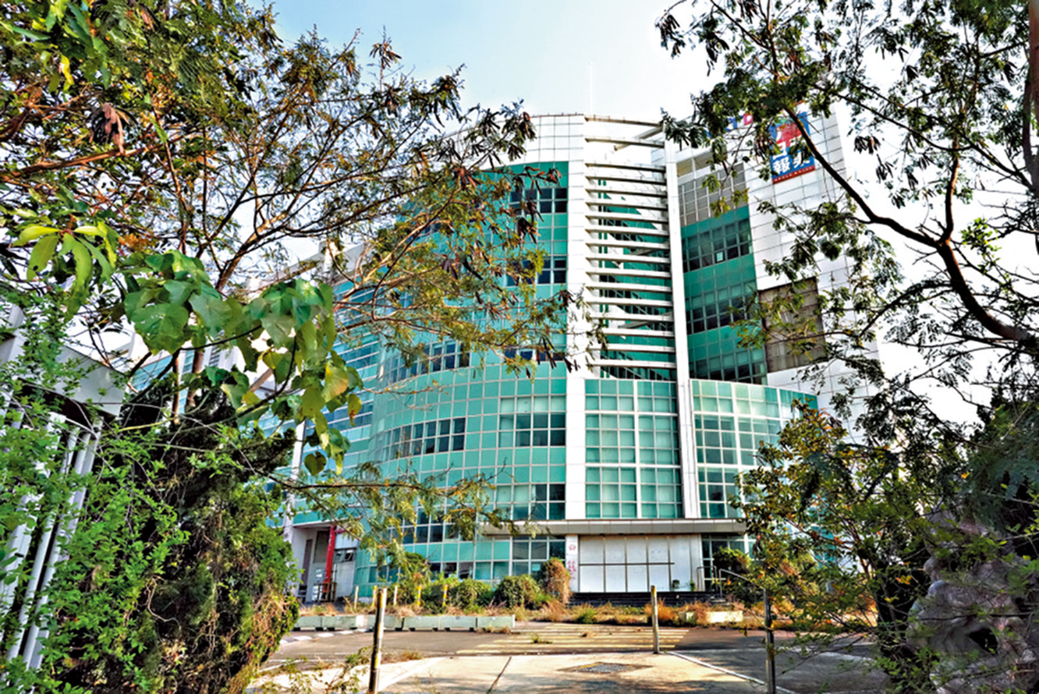 　　圖：《蘋果日報》大樓荒廢多時，雜草叢生。\大公報記者攝