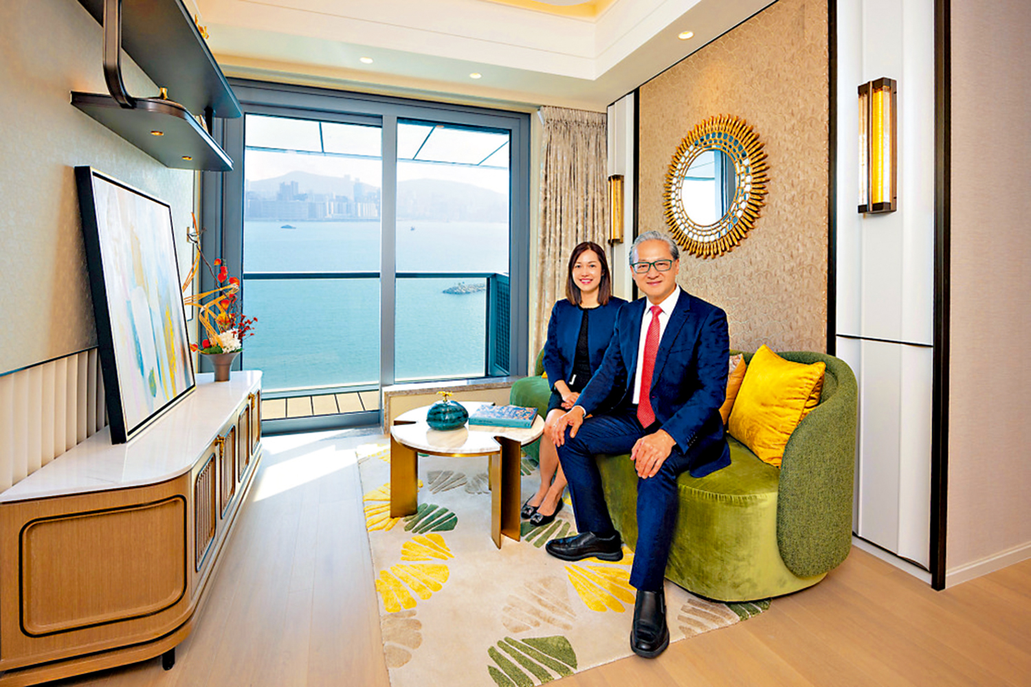 　　圖：何家宜（左）表示，維港·灣畔第2B期可望短期內開賣。旁為中國海外地產董事總經理游偉光。