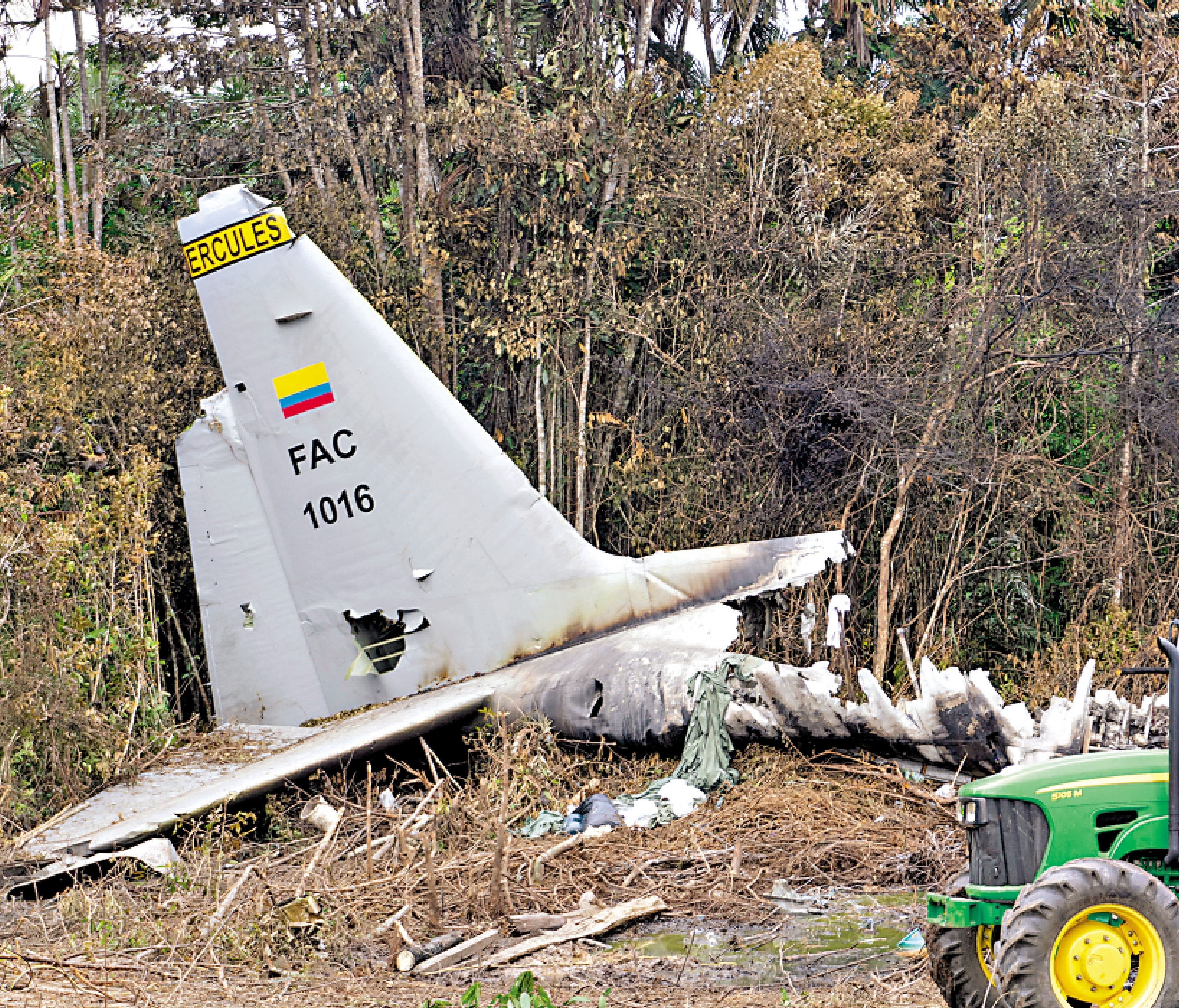 　　圖：一架C-130「大力神」軍用運輸機24日在哥倫比亞墜毀，飛機殘骸散落一地。\路透社